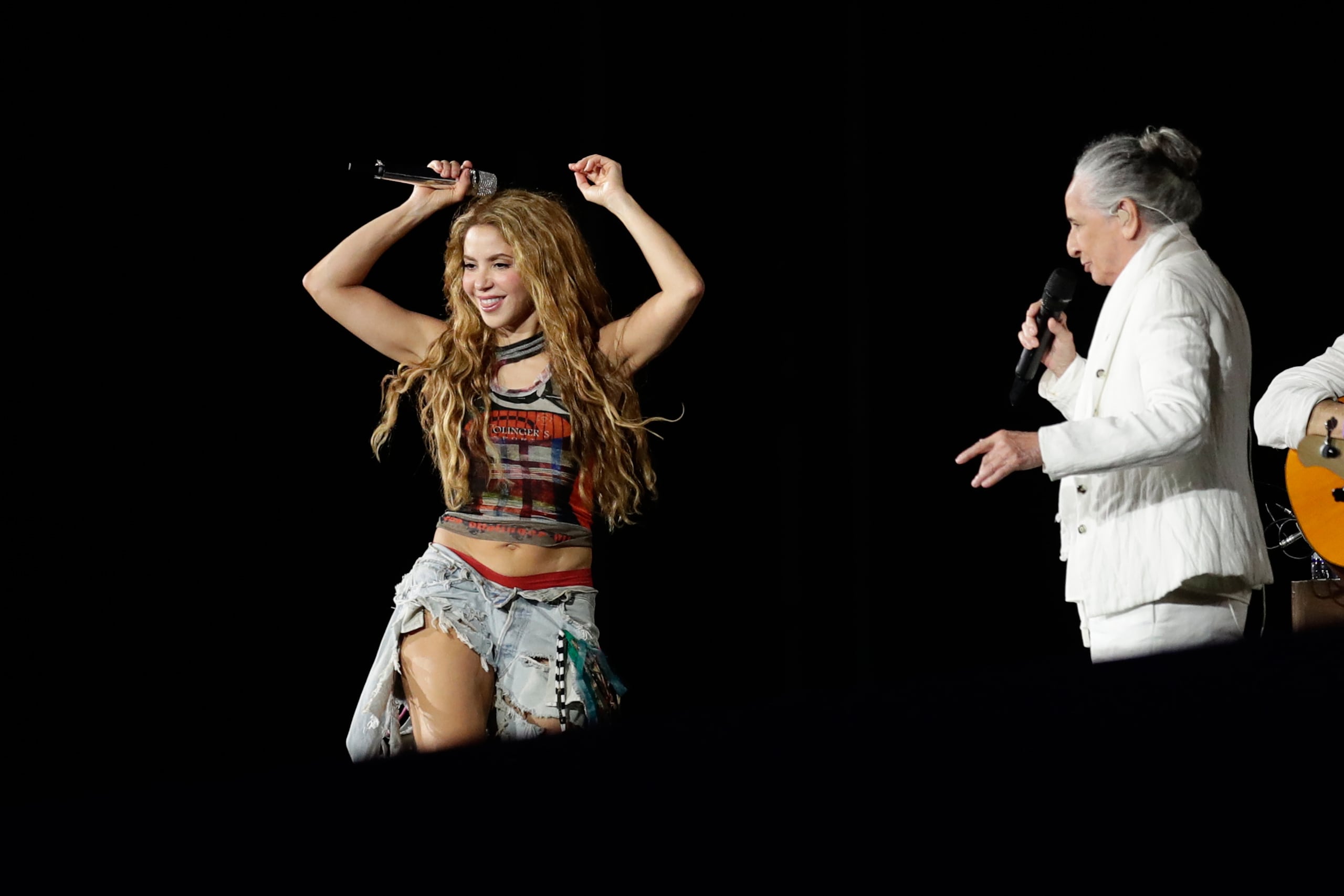 Shakira ensayando en Río de Janeiro con la cantautora brasileña, Maria Bethania.