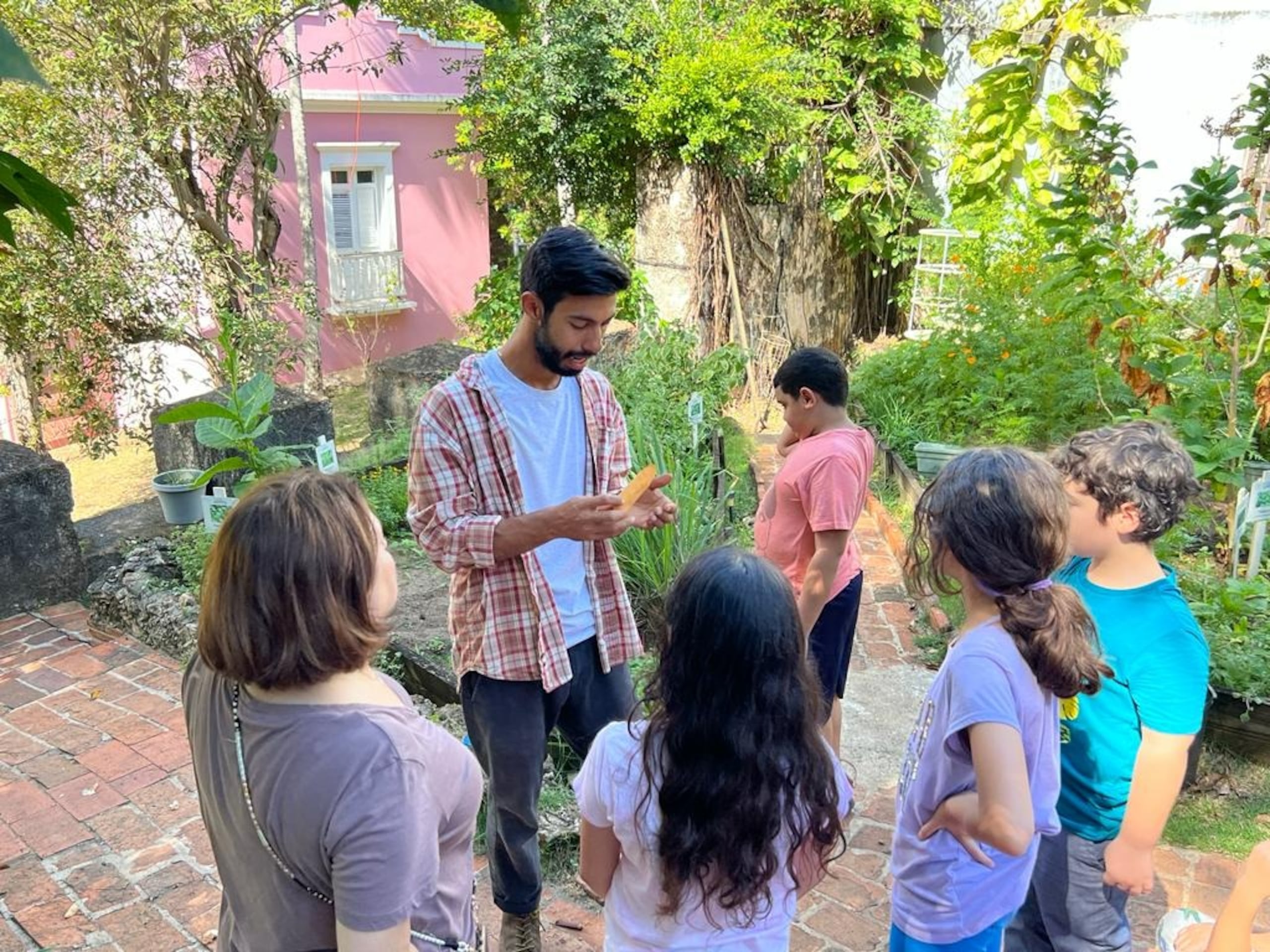 La actividad es gestionada por estudiantes del programa de Tecnología de Procesamiento de Alimentos de la Universidad de Puerto Rico en Utuado en colaboración con la Asociación ACirc.