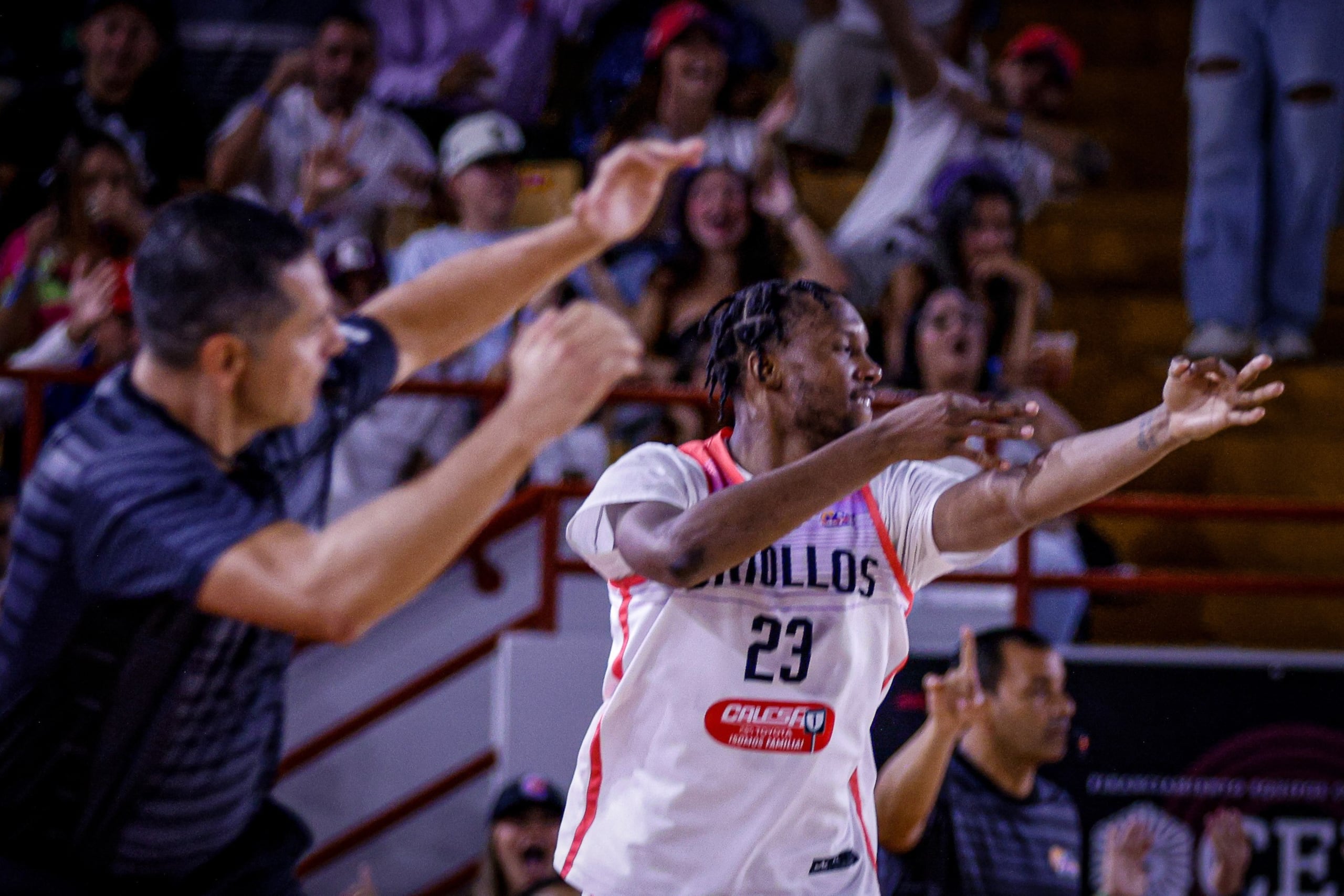 Louis King celebra un triple durante el séptimo juego entre los Criollos de Caguas y los Santeros de Aguada.