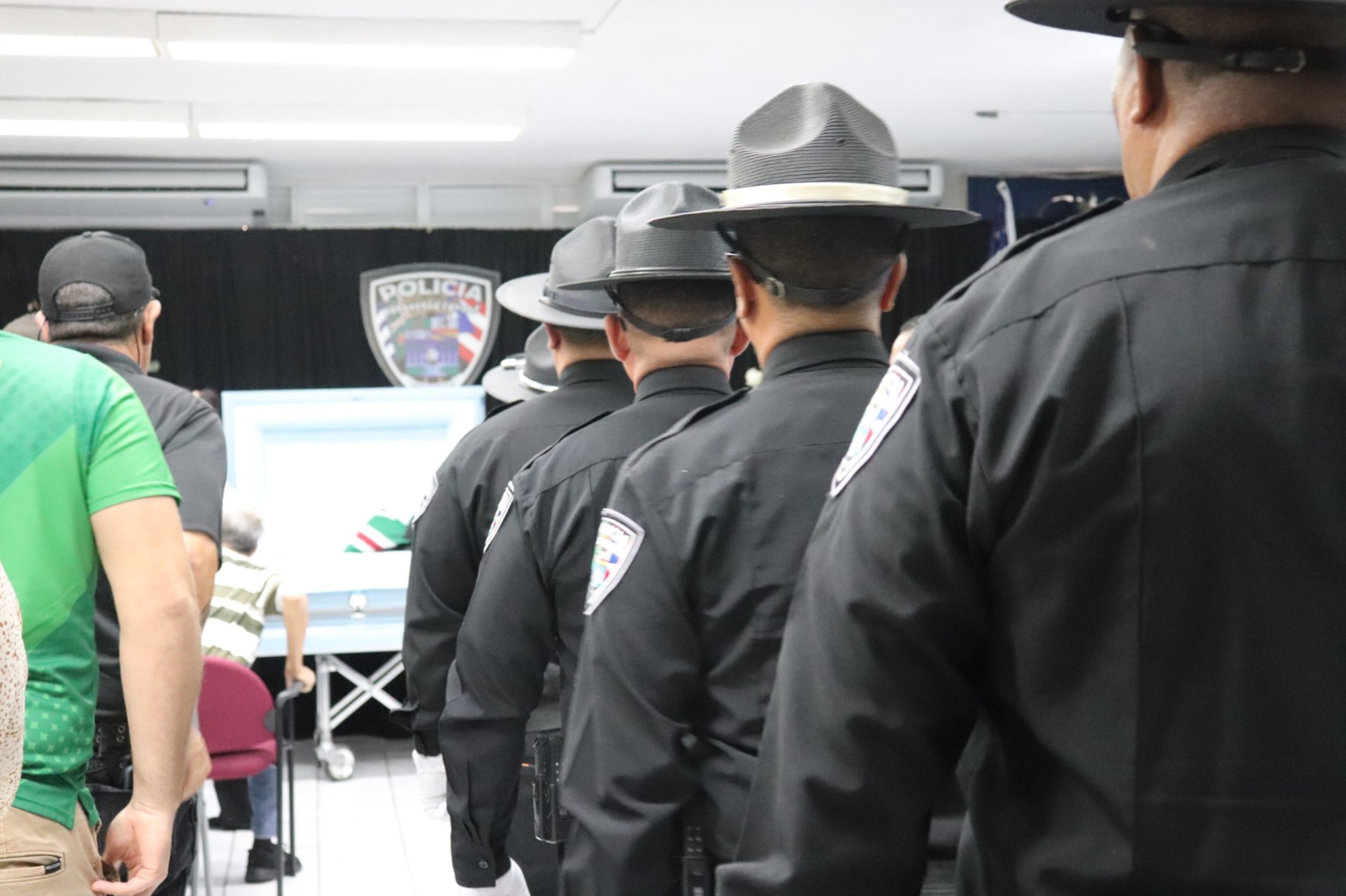 Imagen de la ceremonia de ascenso póstumo al rango de sargento, al policía municipal de Mayagüez, Balbino A. Morales Sánchez, quien falleció en un accidente de tránsito al concluir su jornada laboral.