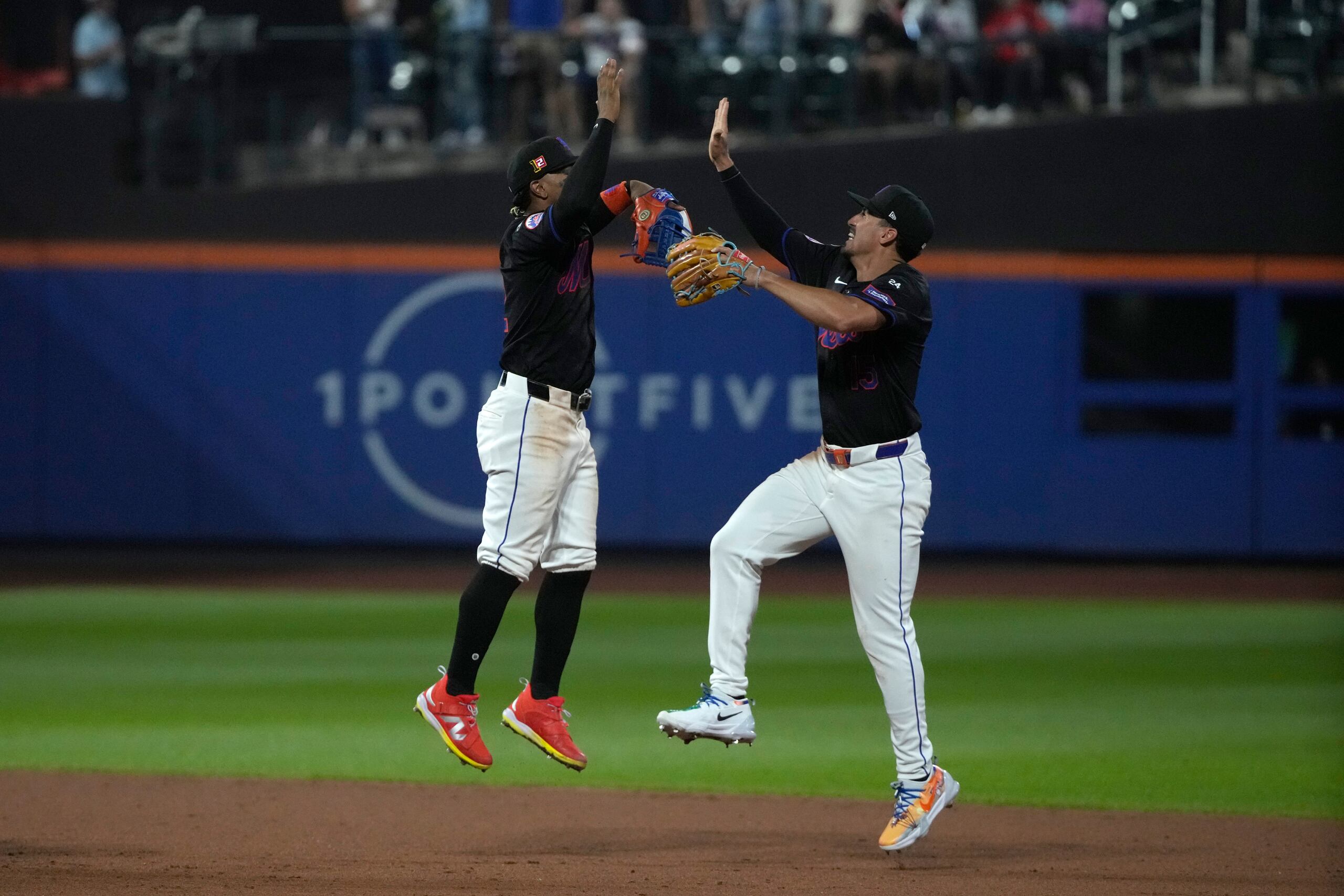 Francisco Lindor y Tyrone Taylor celebran la victoria de su equipo.