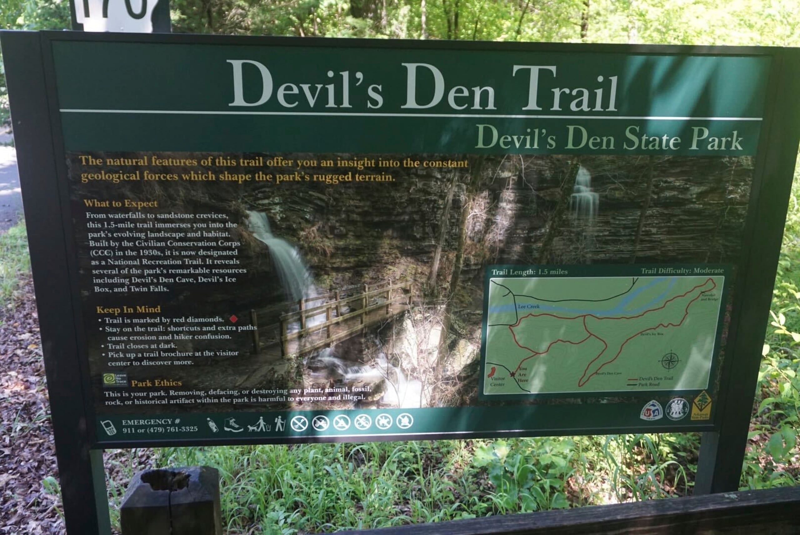 Foto de mayo del 2020 suministrada por Stephen O'Connell, que muestra un letrero en el Parque Estatal Devil's Den en West Fork, Arkansas.