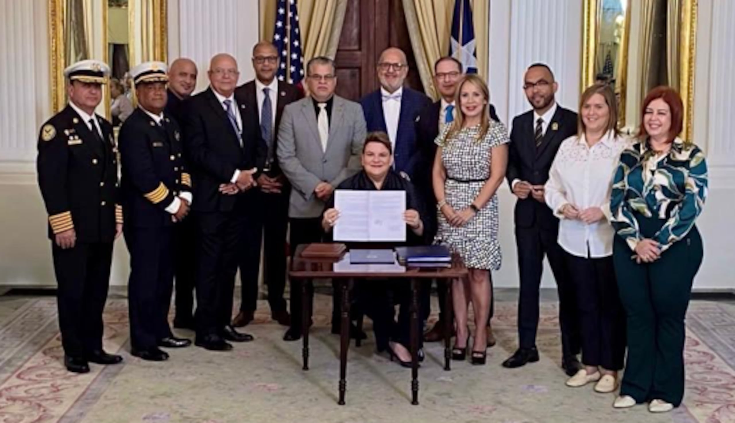 La gobernadora Jenniffer González firmó la medida en La Fortaleza.