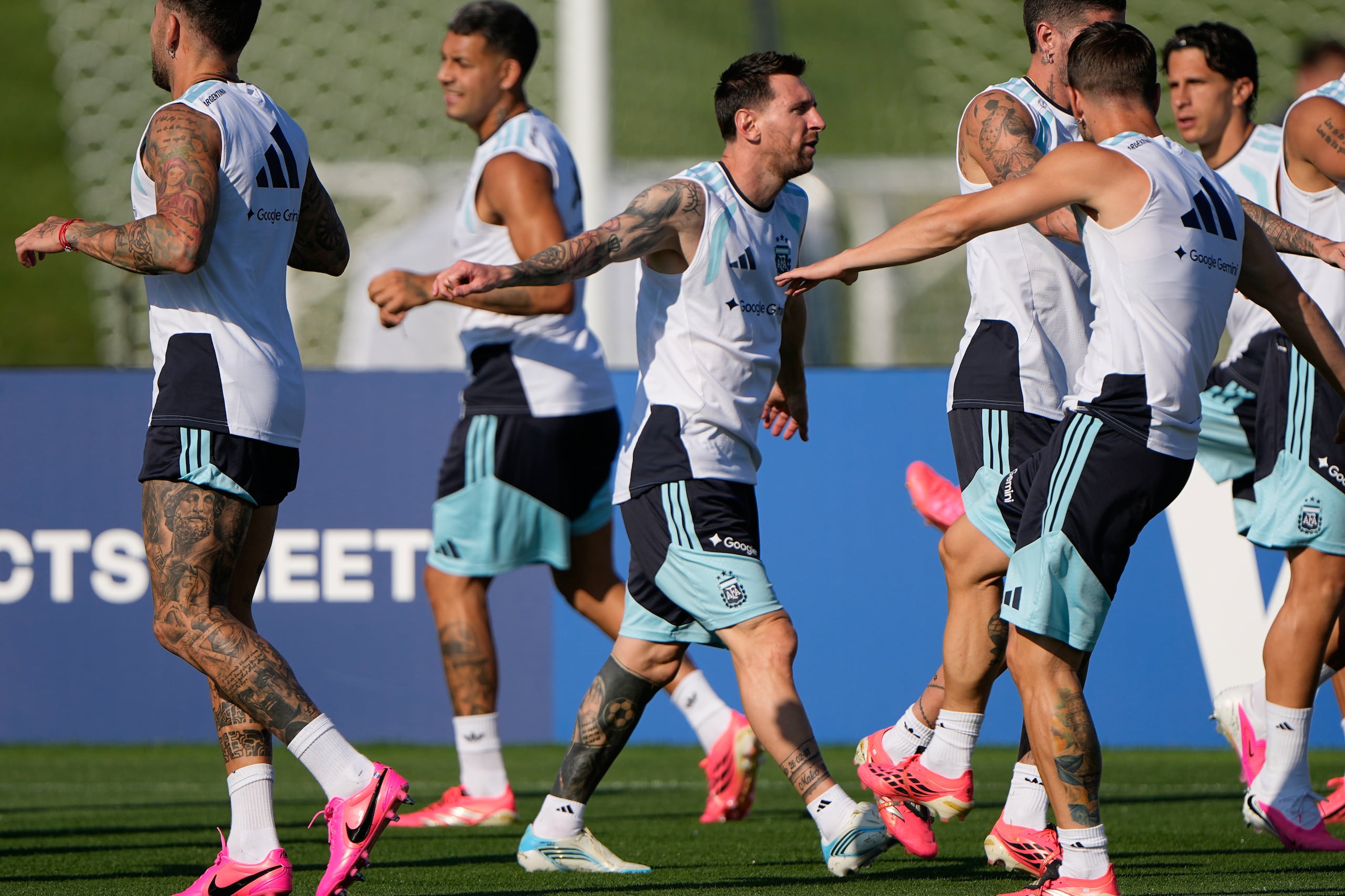 Lionel Messi, en el centro, entrena junto a a sus compañeros para el Mundial.