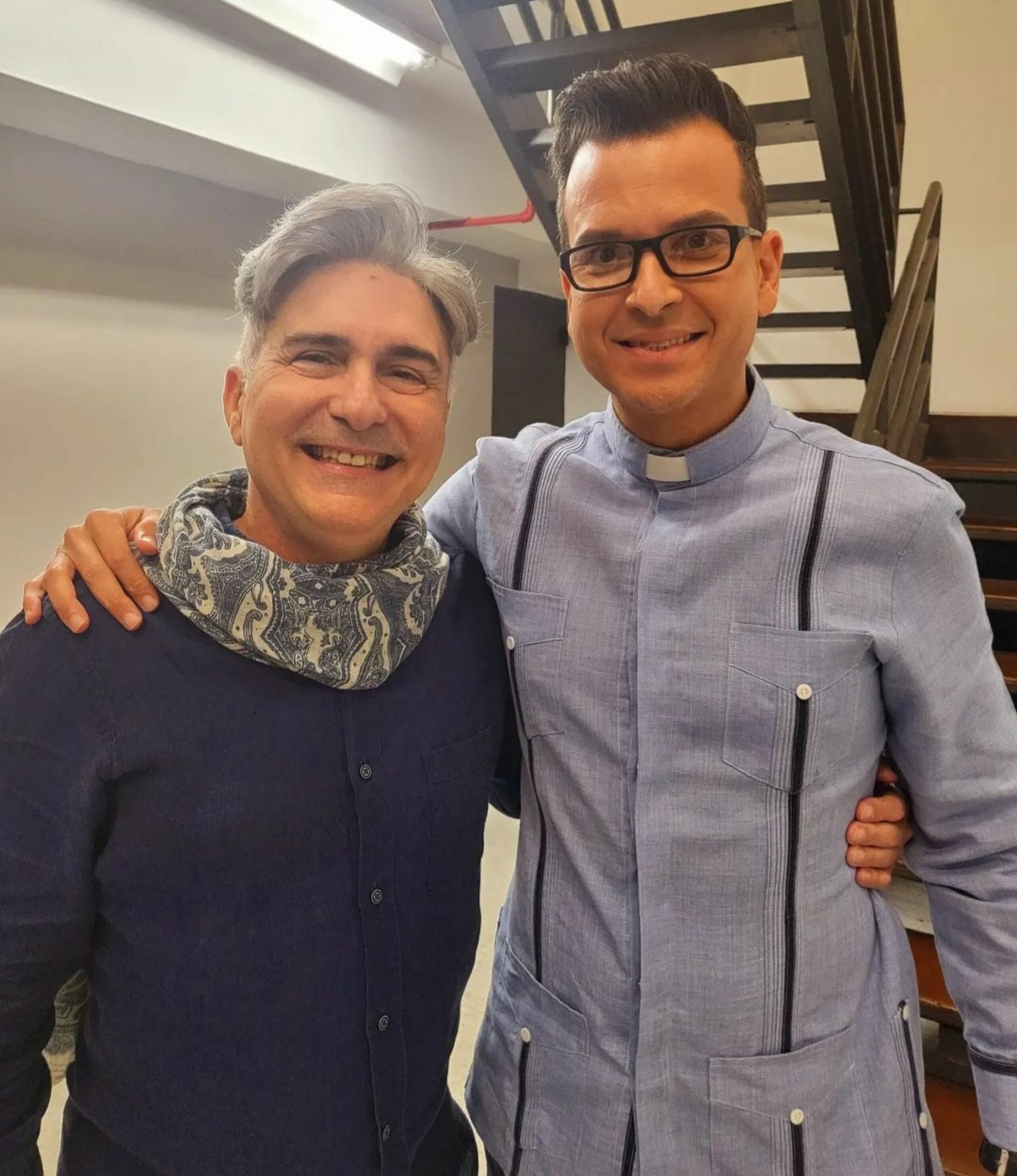 En la foto, el director Alejandro Primero y el padre Orlando Lugo Pérez