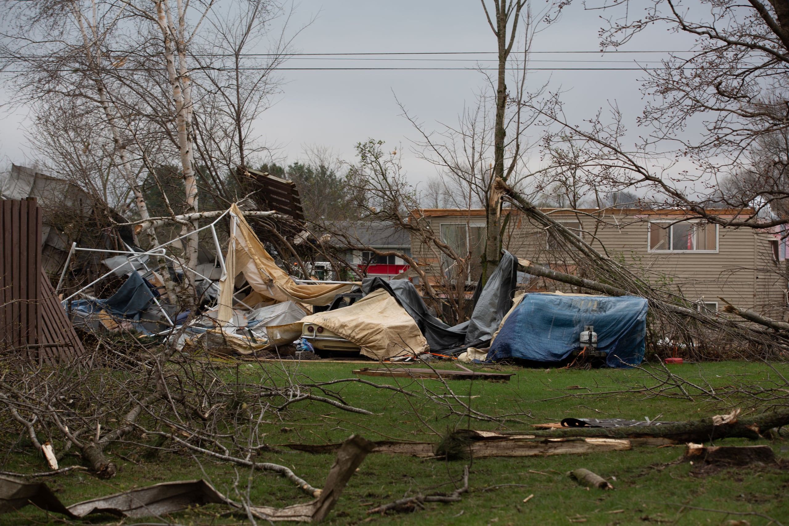 El Servicio Nacional de Meteorología indicó que los daños probablemente fueron causados por tornados y que se realizarían inspecciones de las zonas afectadas durante el fin de semana.