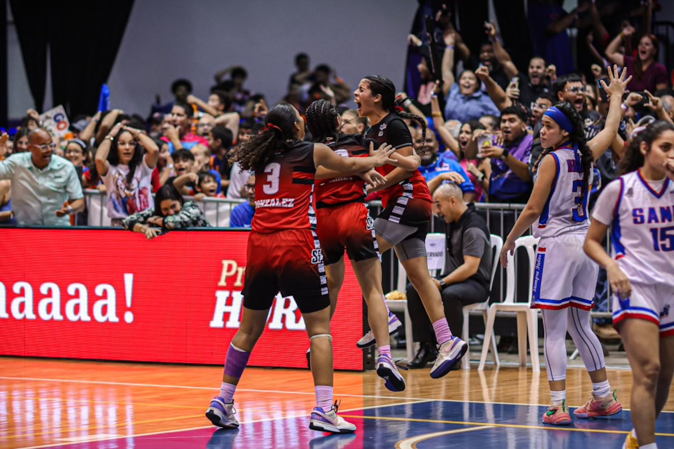 Desireck Nieves y las jugadoras de Saint Francis School celebran el canasto que empató la final con ocho segundos por jugar.