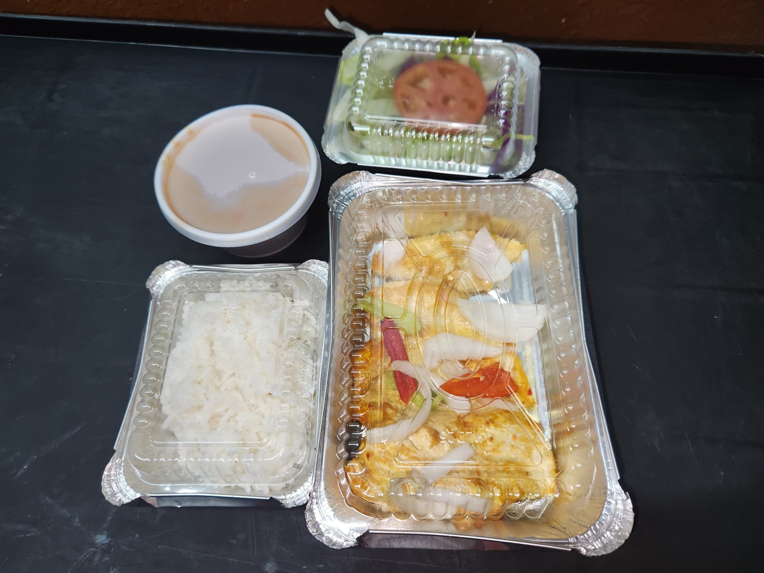 En el Restaurant Café 18, en la Parada 18 en Santurce, utilizan envases de aluminio, entre los cambios realizados.