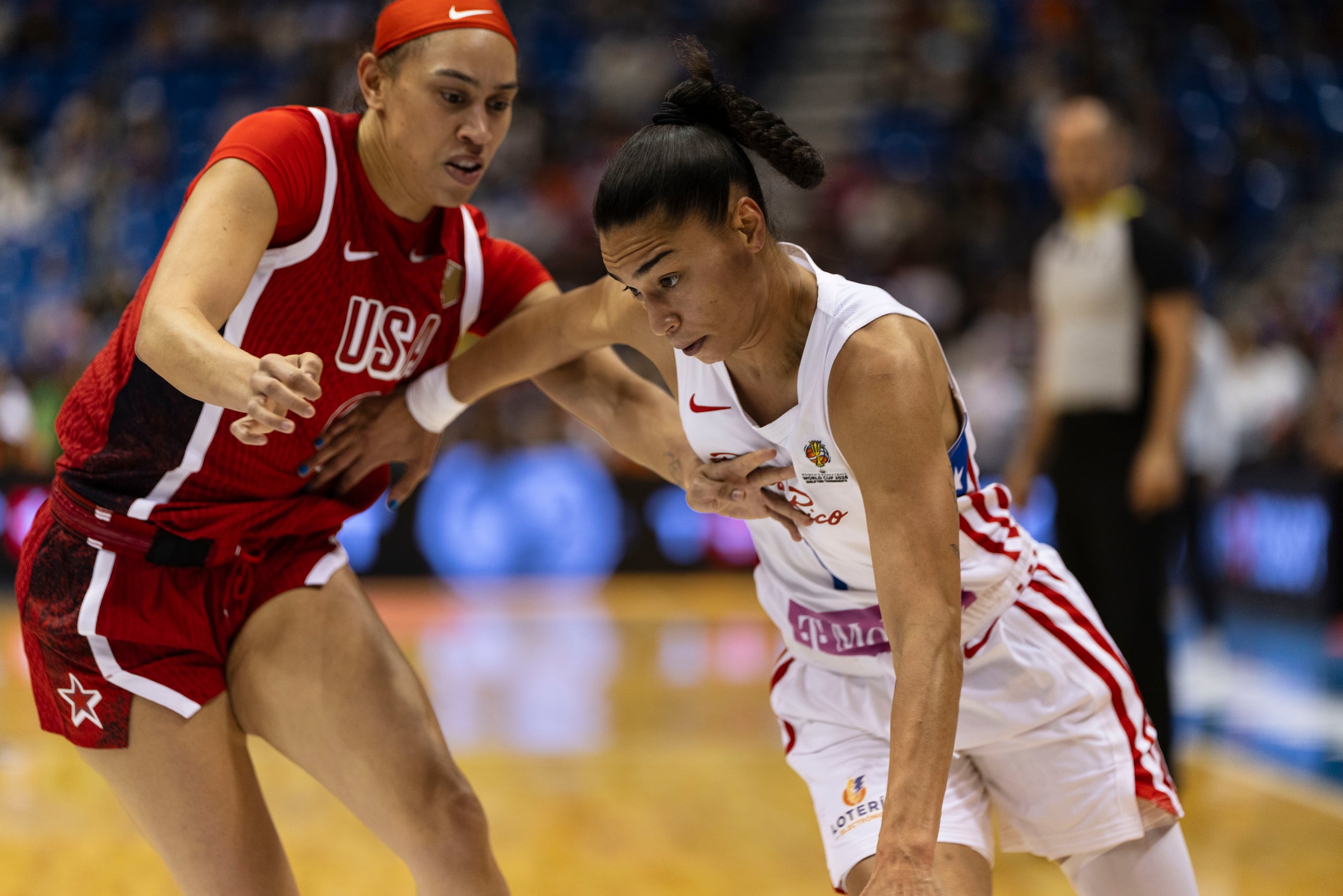 Tayra Melendez controla el balón frente a Dearica Hamby.