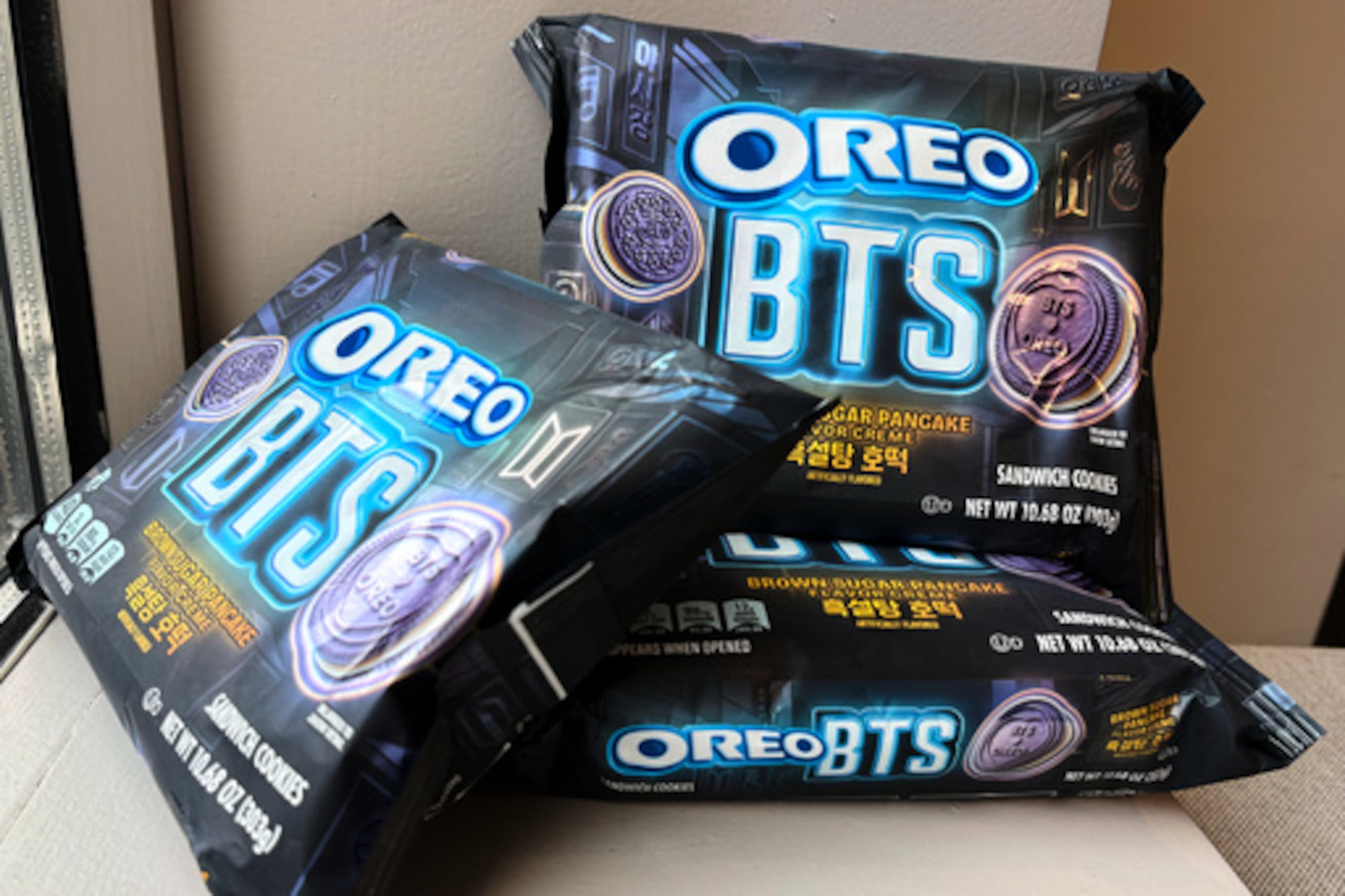 Las nuevas galletas Oreo y BTS colaboración se ven el lunes, 25 de mayo 2026, en Nueva York. (AP Photo/Sydney Schaefer)