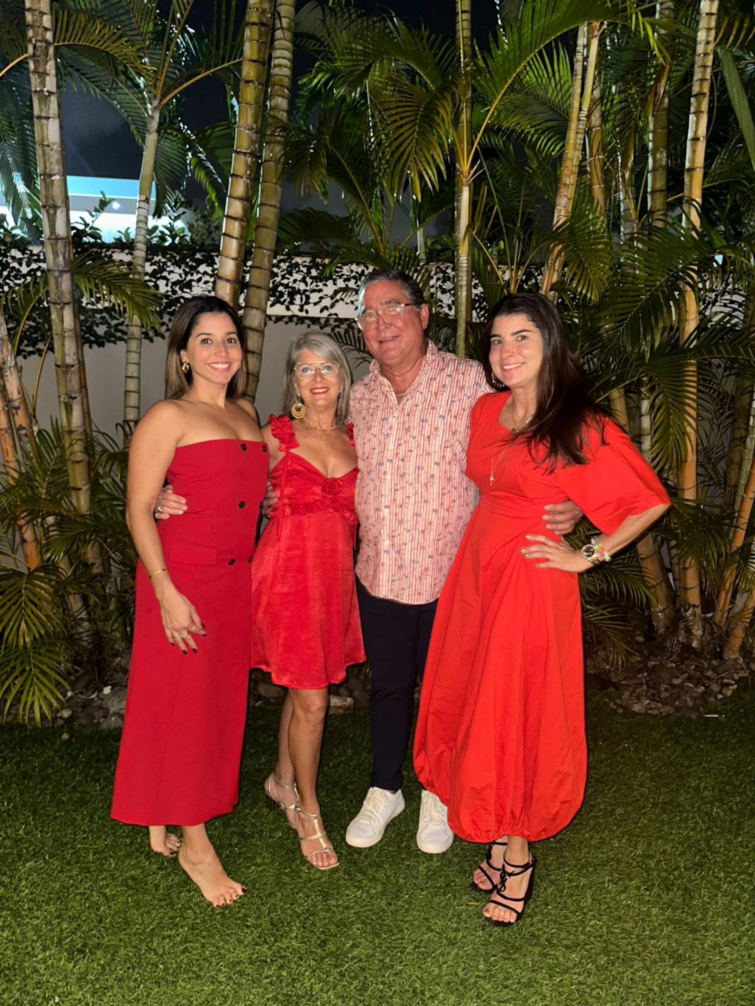 Epique Olazagasti aparece aquí en compañía de su esposa y sus dos hijas. Sus hijas son profesionales de la salud. Una es oncóloga y la otra veterinaria.