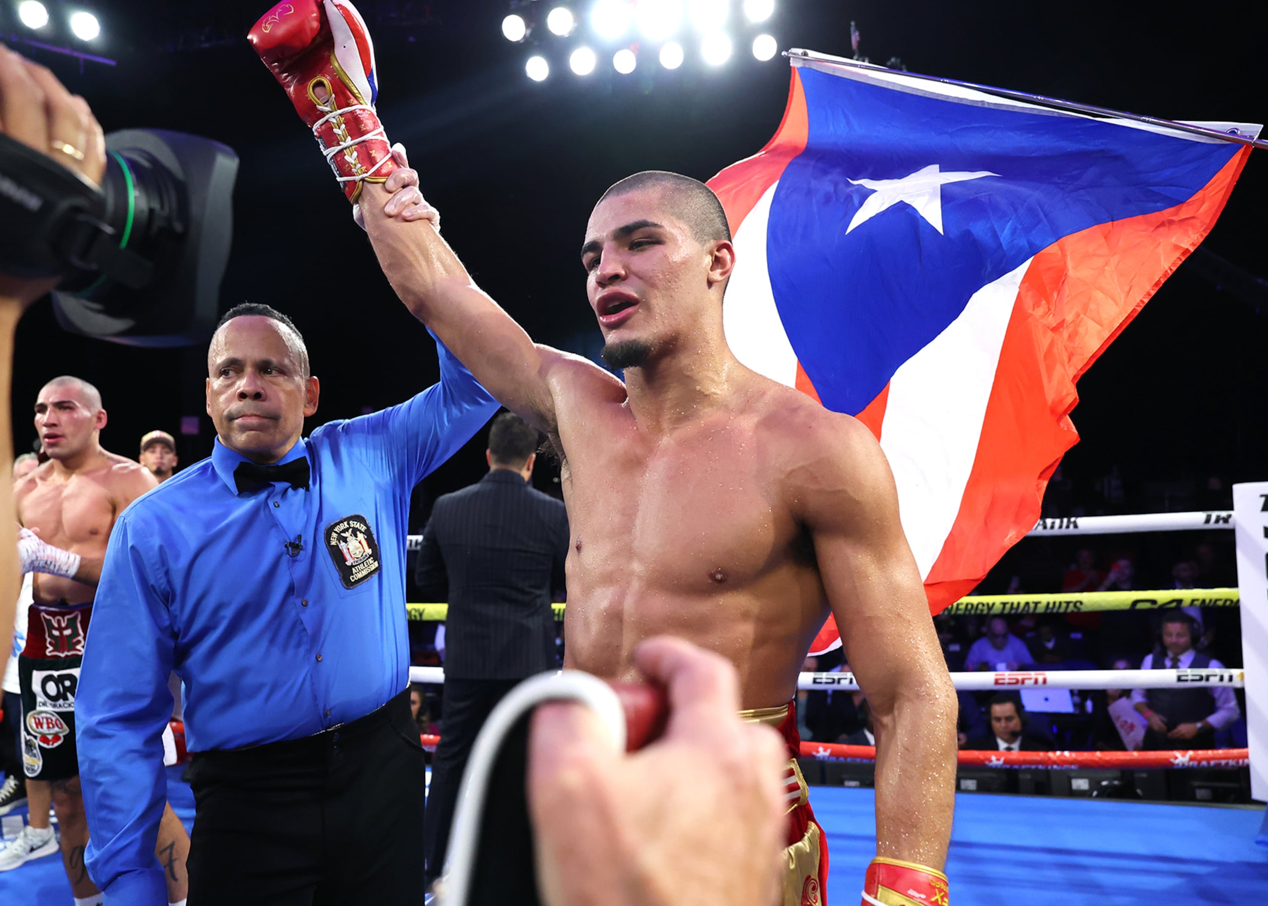 Xander Zayas tras ser declarado como vencedor por decisión unánime ante Damián Sosa.