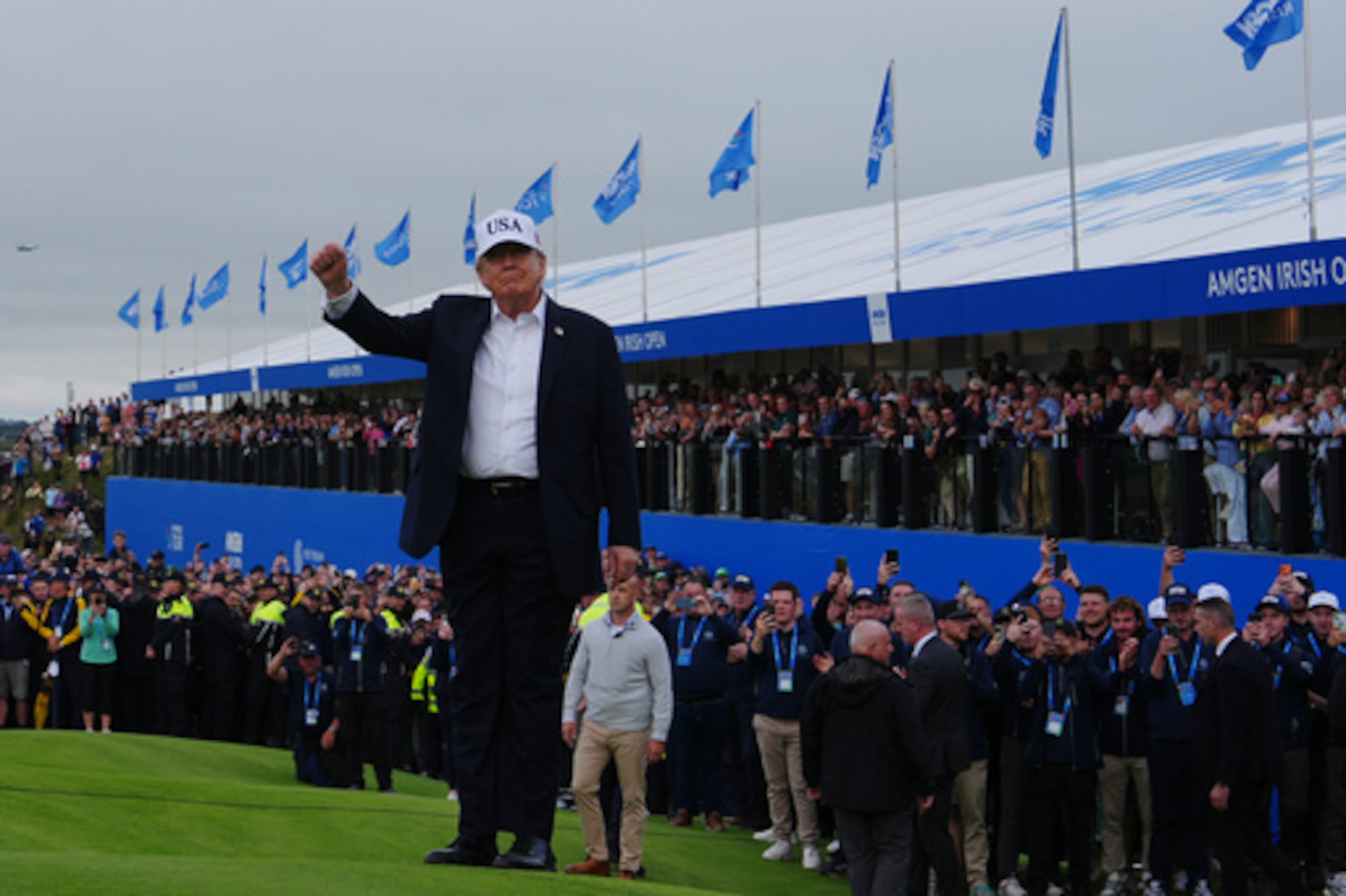 El presidente de Estados Unidos, Donald Trump, asiste al torneo de golf Irish Open en el Trump International Golf Links de Doonbeg, Irlanda, el domingo 13 de septiembre de 2026. (Foto AP/Julia Demaree Nikhinson)
