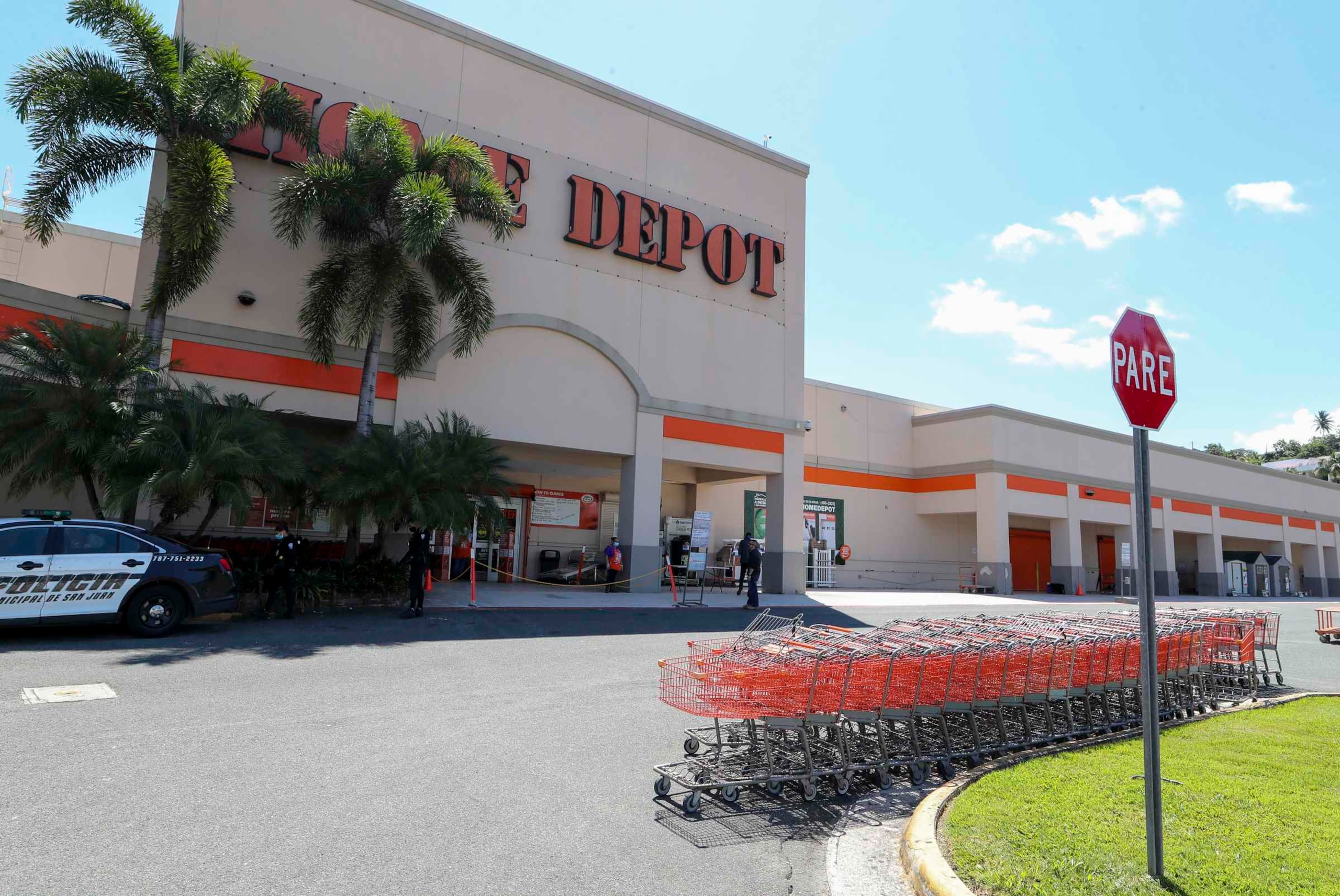 Rodríguez demostró con un video que captó con su celular que THe Home Depot en Montehiedra estaba despachando órdenes hoy sábado.