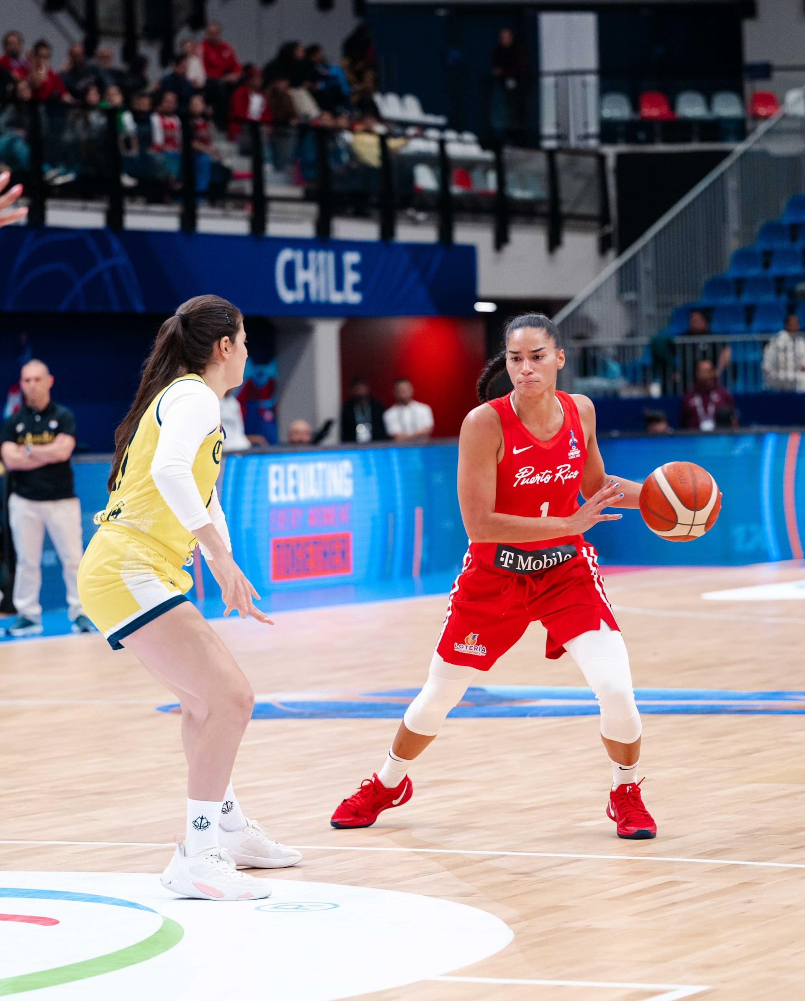 Tayra Meléndez conduce el balón ante la defensa de Colombia.