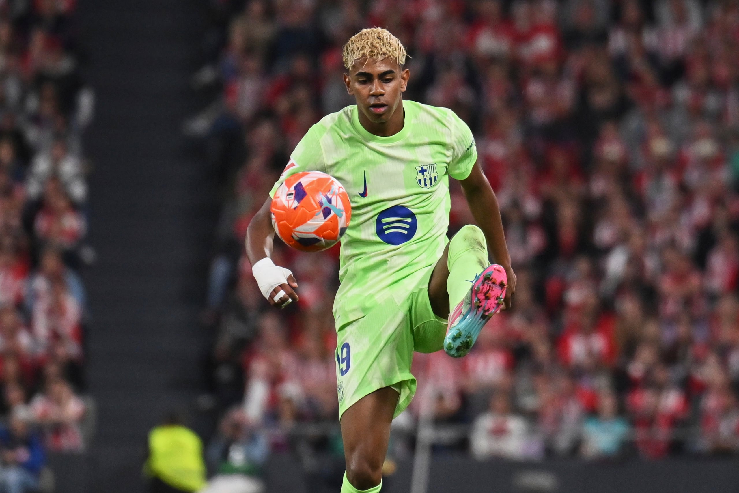 Lamine Yamal, del Barcelona, controla el balón durante un partido de fútbol de La Liga española contra el Athletic de Bilbao.