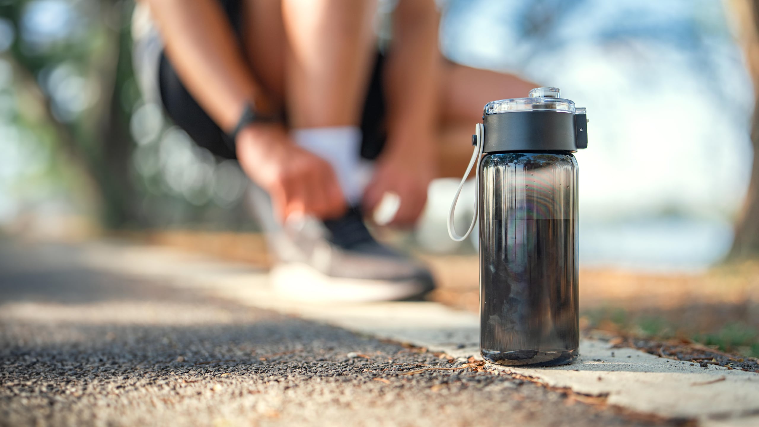 Hidratarse antes, durante y después del entrenamiento es esencial para el mejor desempeño atlético.