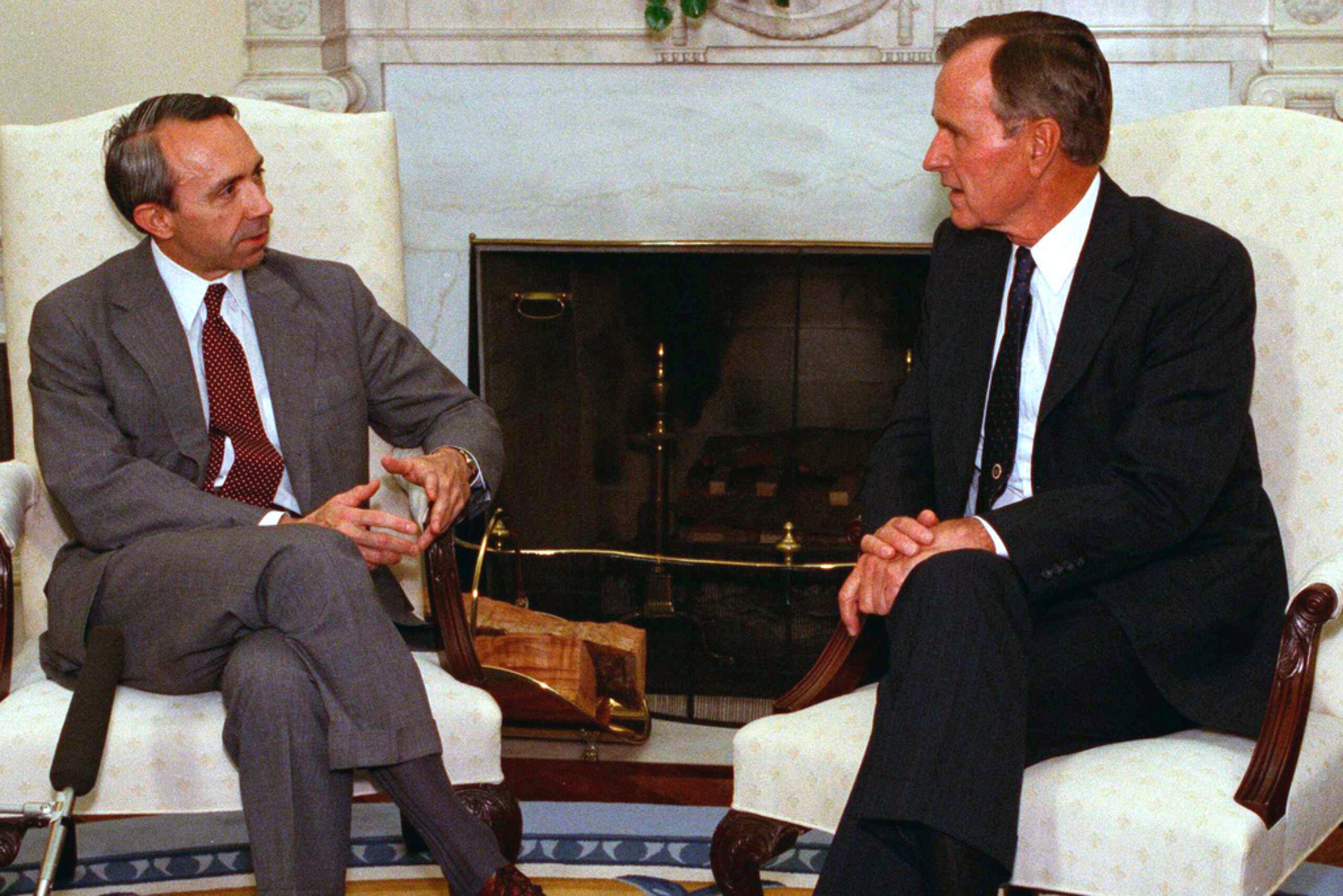 El presidente George H. W. Bush conversa con el nominado a la Corte Suprema, el juez David Souter, en la Oficina Oval de la Casa Blanca, el 13 de septiembre de 1990.