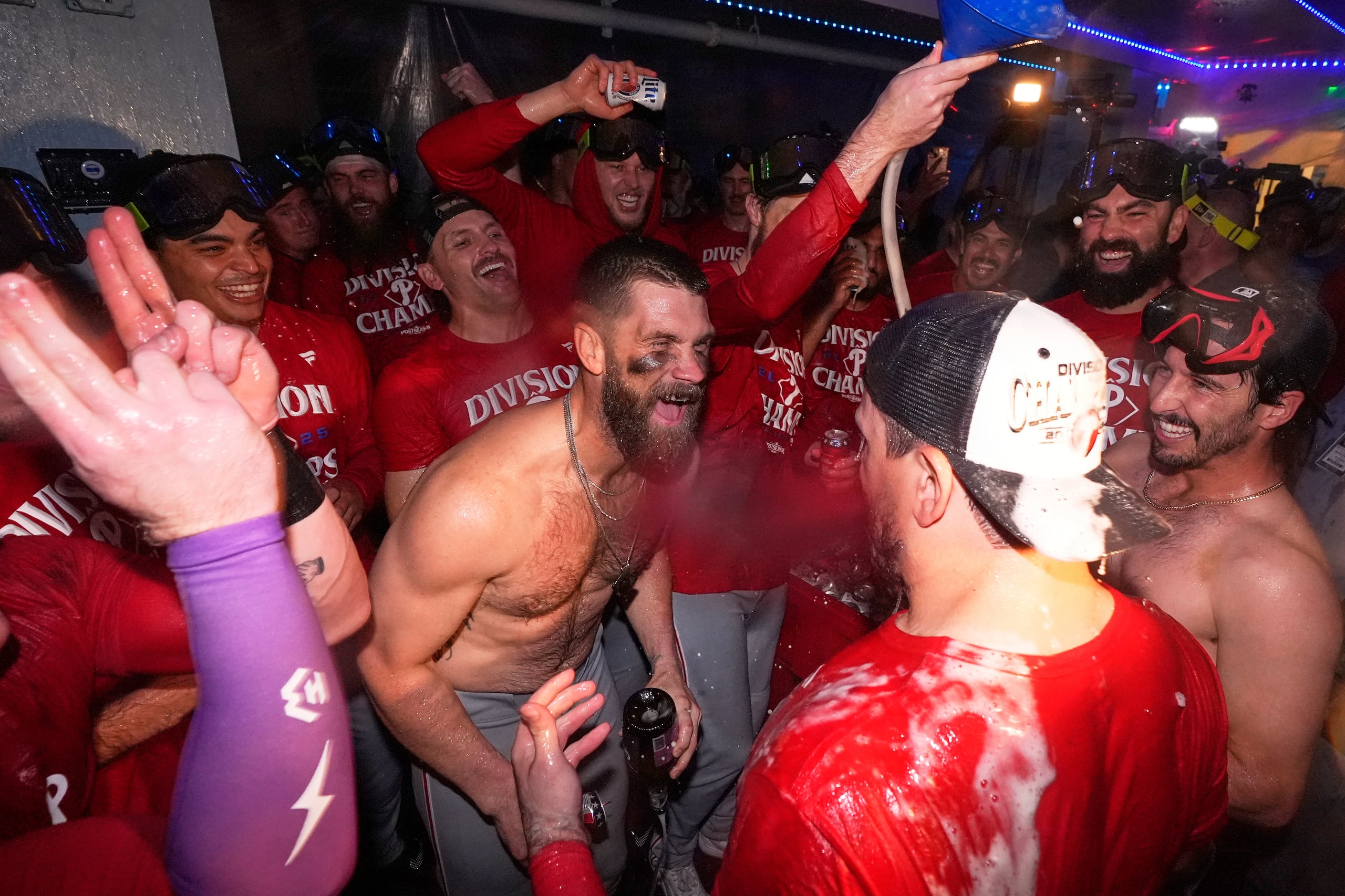 Los jugadores de los Filis de Filadelfia celebran tras vencer a los Dodgers de Los Ángeles y conquistar el título de la División Este de la Liga Nacional, el lunes 15 de septiembre de 2025, en Los Ángeles. (AP Foto/Mark J. Terrill)