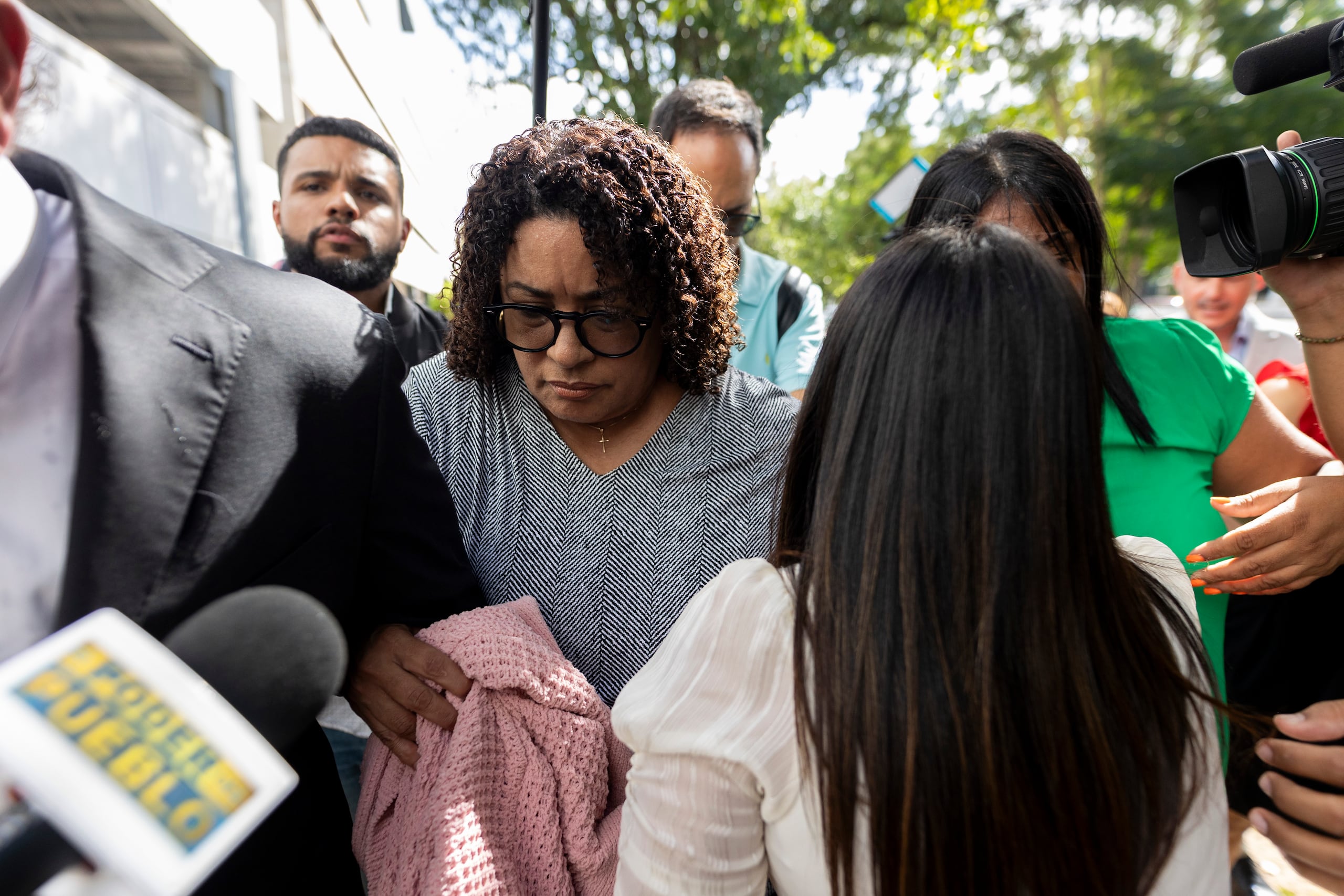 Charbonier Laureano y su esposo fueron hallados culpables por cargos de conspiración, robo, soborno y recibir comisiones ilegales relacionadas a un programa que recibe fondos federales, fraude electrónico, lavado de dinero y corrupción.