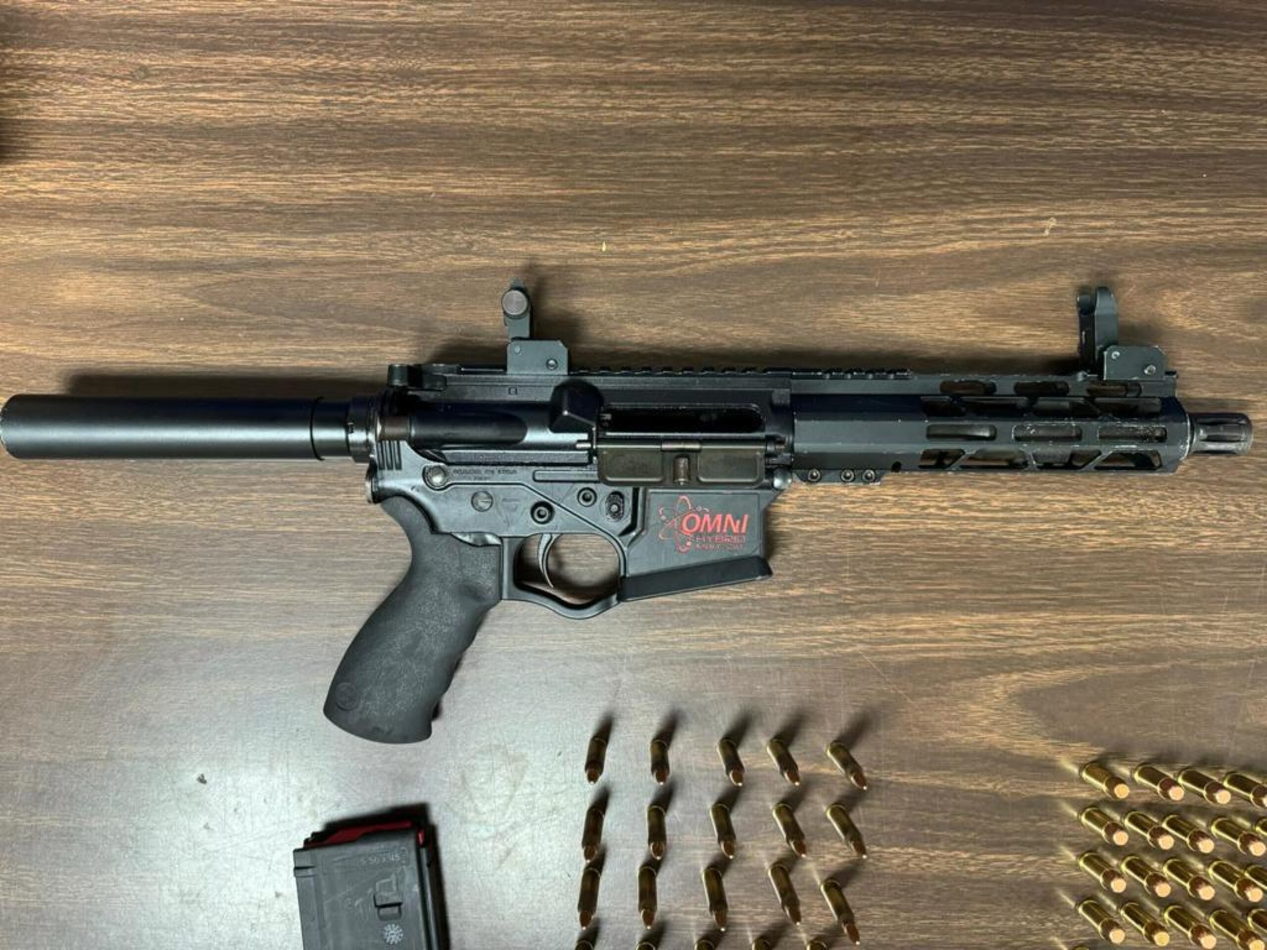 Rifle, cargadores y municiones ocupadas por agentes de la División de Drogas Metropolitana en un allanamiento.