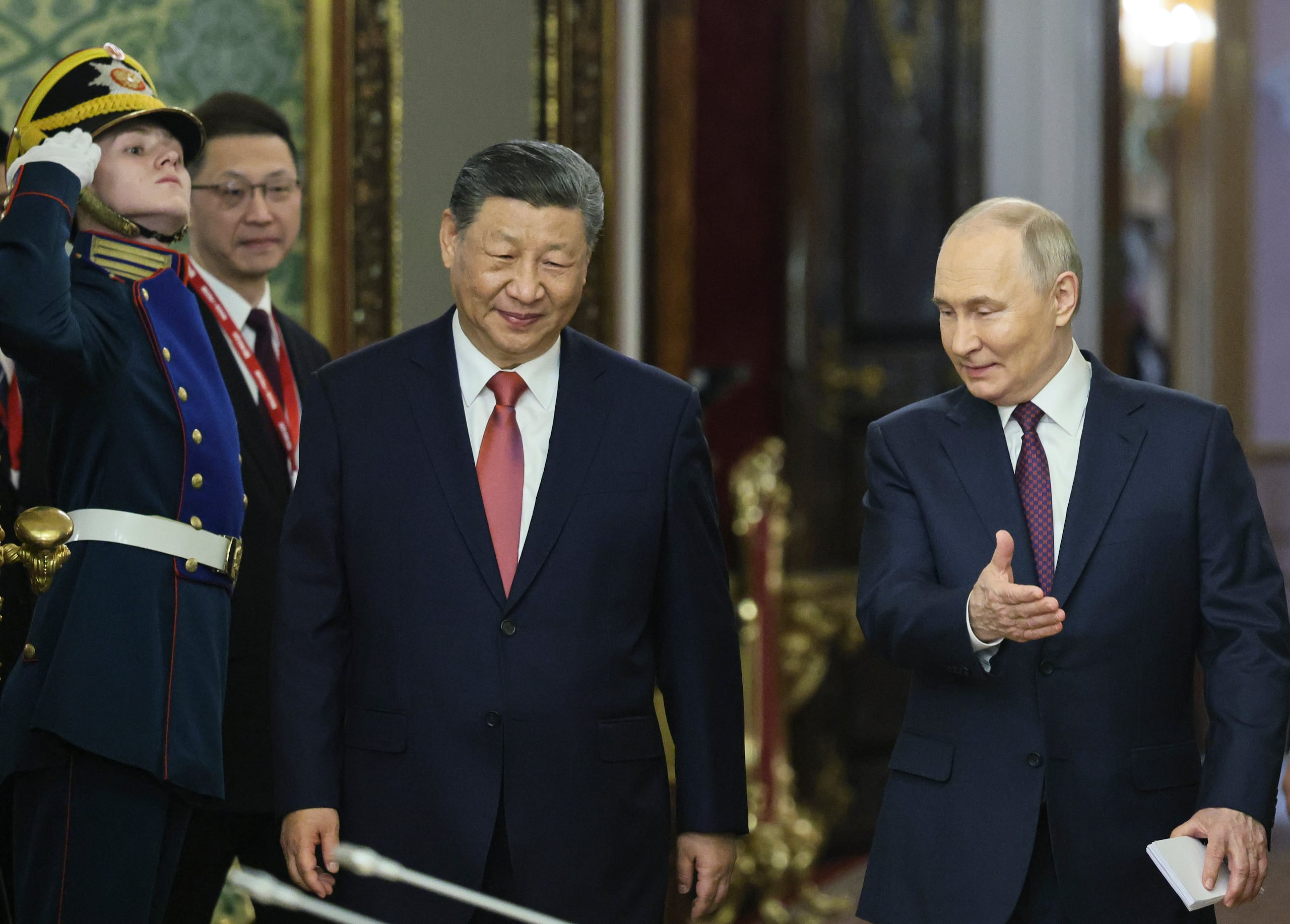 El presidente ruso, Vladímir Putin recibe al presidente chino, Xi Jinping, antes de su reunión en el Kremlin de Moscú, Rusia, este jueves. EFE/ Yuri Kochetkov / POOL