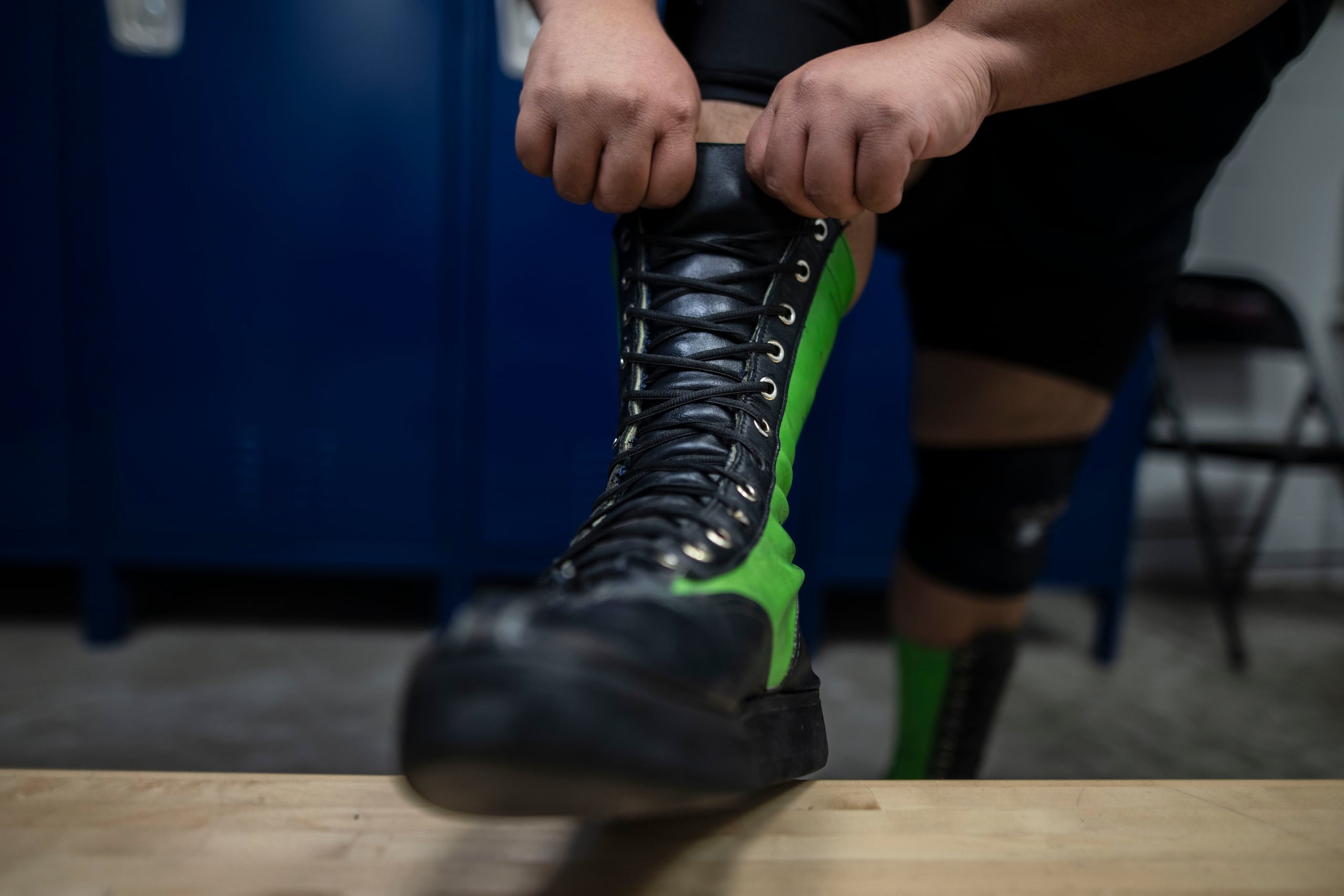El Señor Anthony se ajusta sus botas antes de comenzar la cartelera.