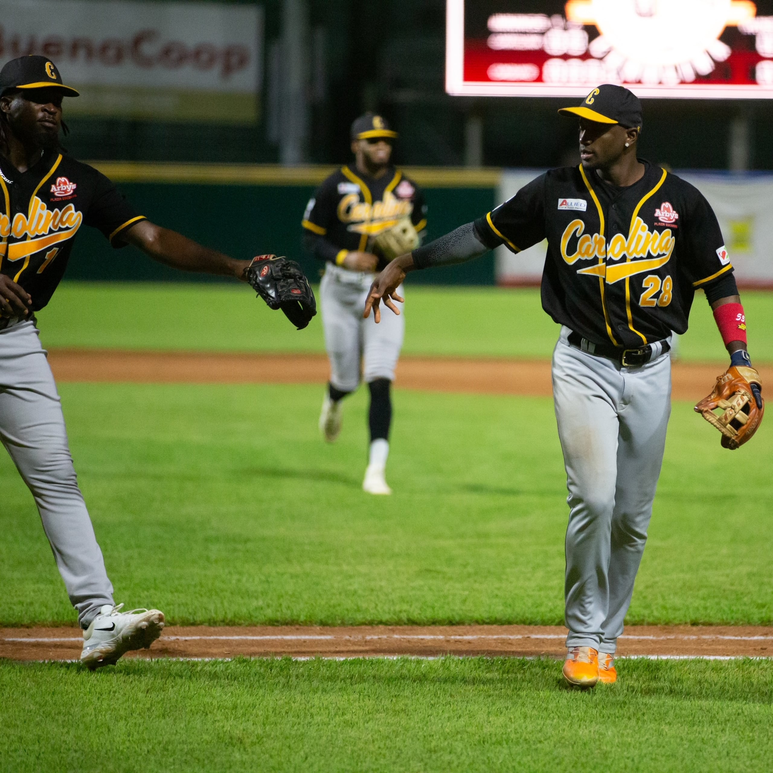 Adeiny Hechavarría celebra el resultado a favor de los Gigantes.