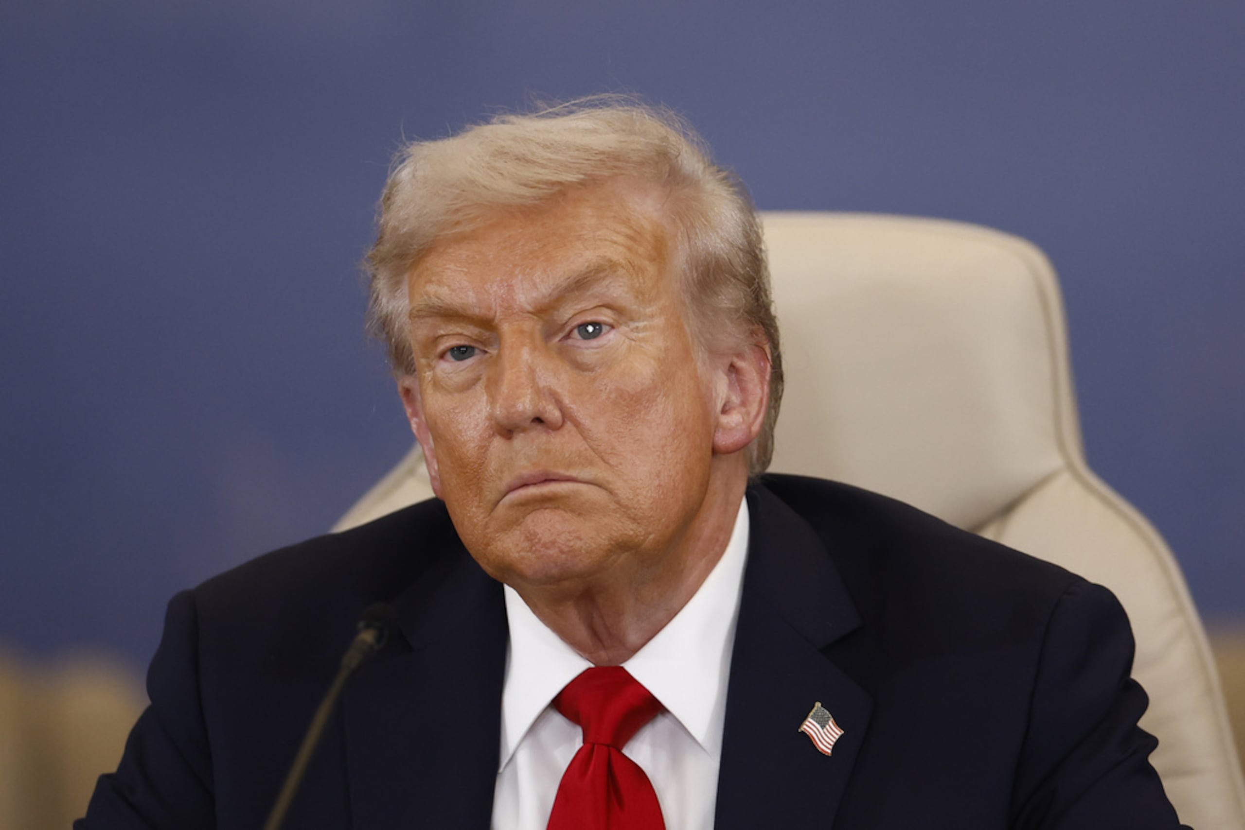 El presidente Donald Trump observa durante la ceremonia de firma en la Cumbre Internacional por la Paz de Gaza, en Sharm el-Sheikh, Egipto, el 13 de octubre de 2025.