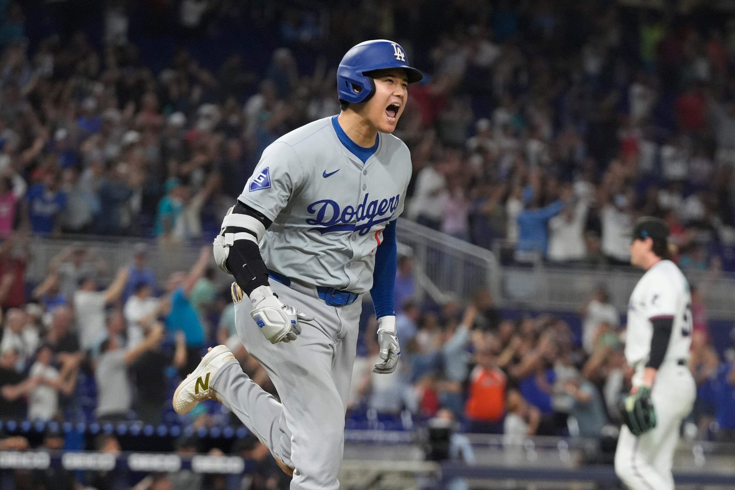 El japonés Shohei Ohtani, de los Dodgers de Los Ángeles, festeja luego de conectar su 50mo jonrón de la campaña, el jueves 19 de septiembre de 2024, ante los Marlins de Miami.
