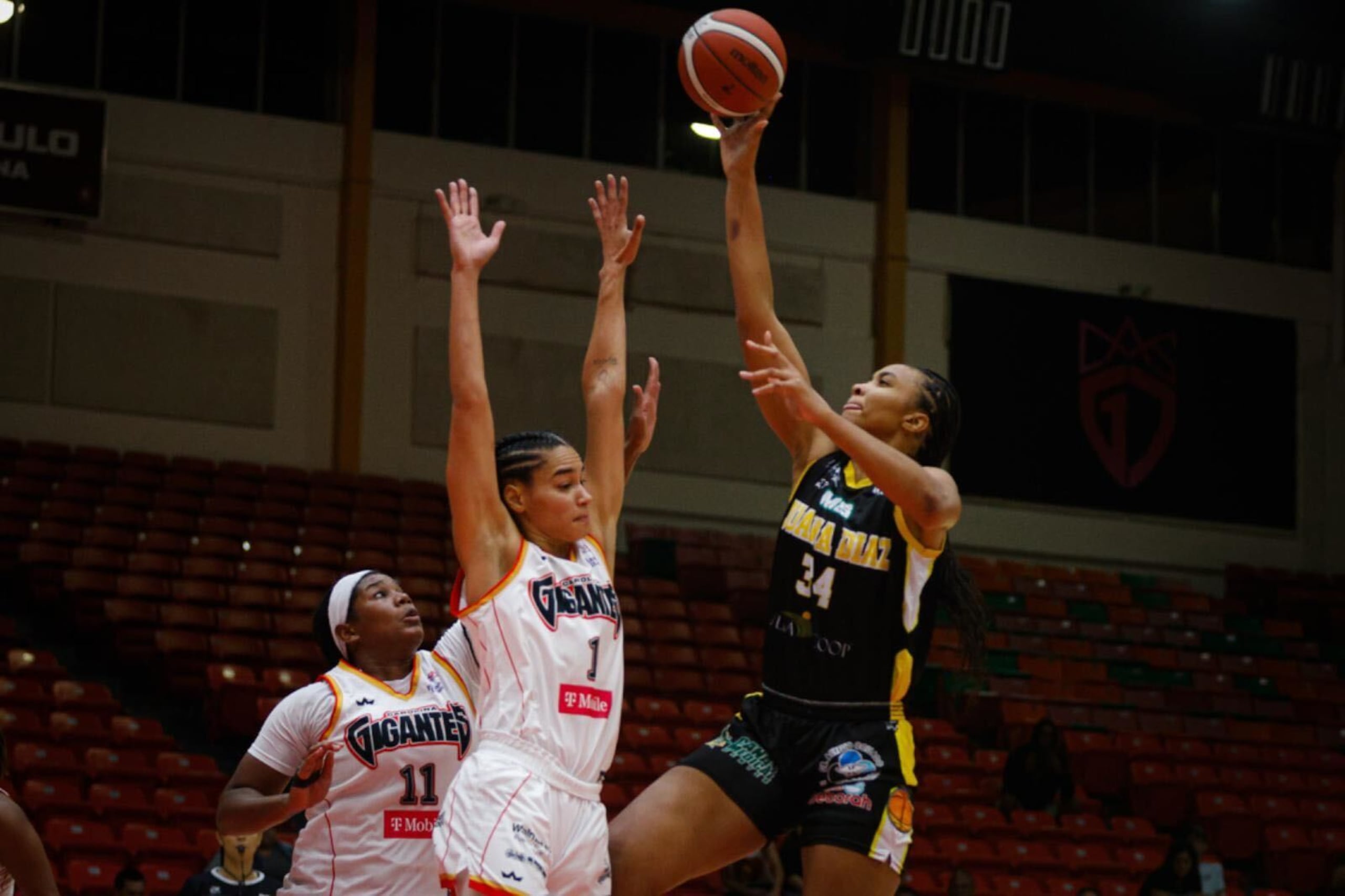 Imani McGee lanza al canasto en un juego entre Juana Díaz y Carolina en el BSNF.