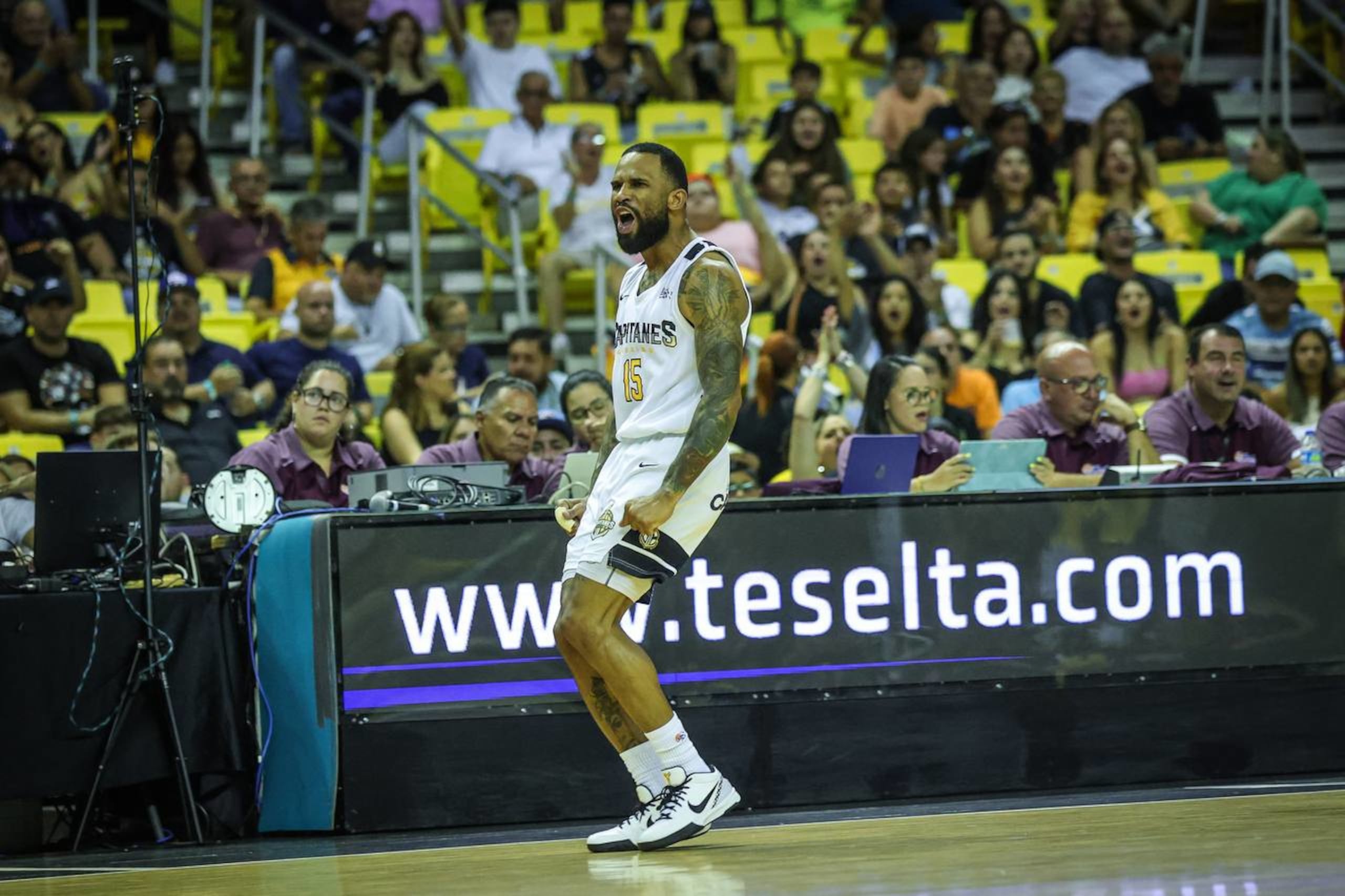 Walter Hodge Jr. durante un partido en el Coliseo Manuel "Petaca" Iguina con los Capitanes de Arecibo.
