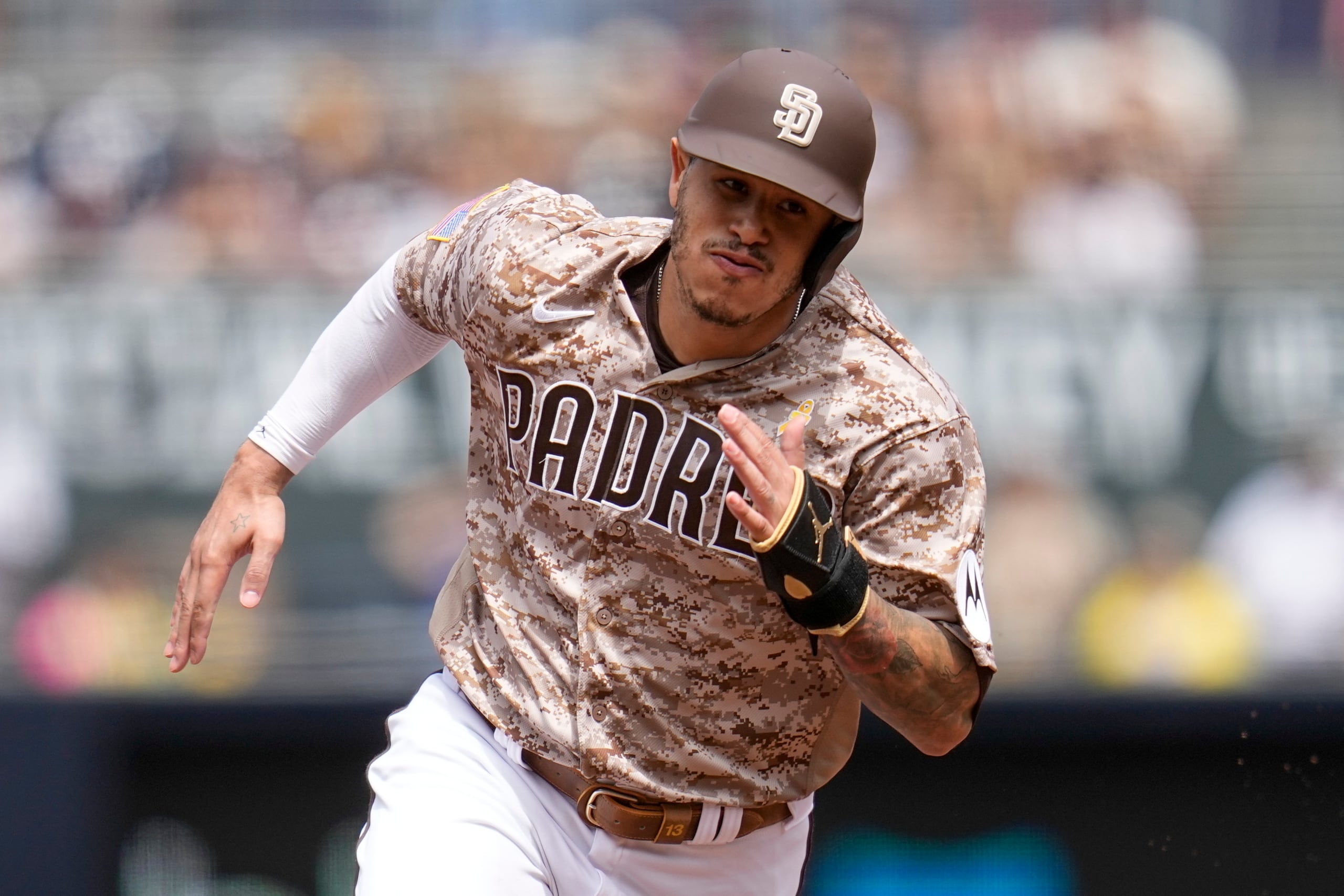 Manny Machado de los Padres de San Diego pasa por segunda base rumbo a anotar una carrera ante los Gigantes de San Francisco, el domingo 3 de septiembre de 2023, en San Diego.