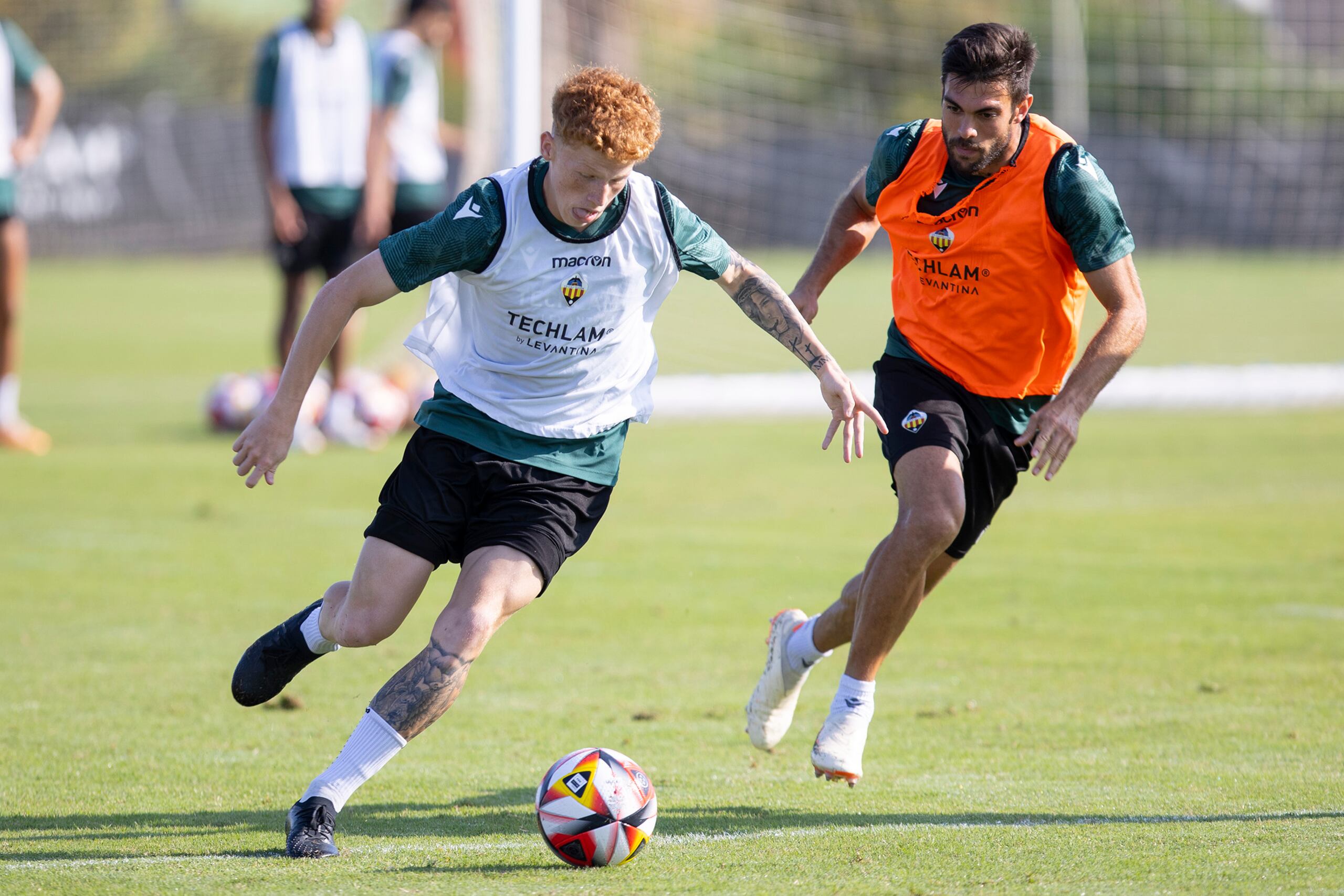 Jeremy de León (izquierda) durante un entrenamiento del CD Castellón.