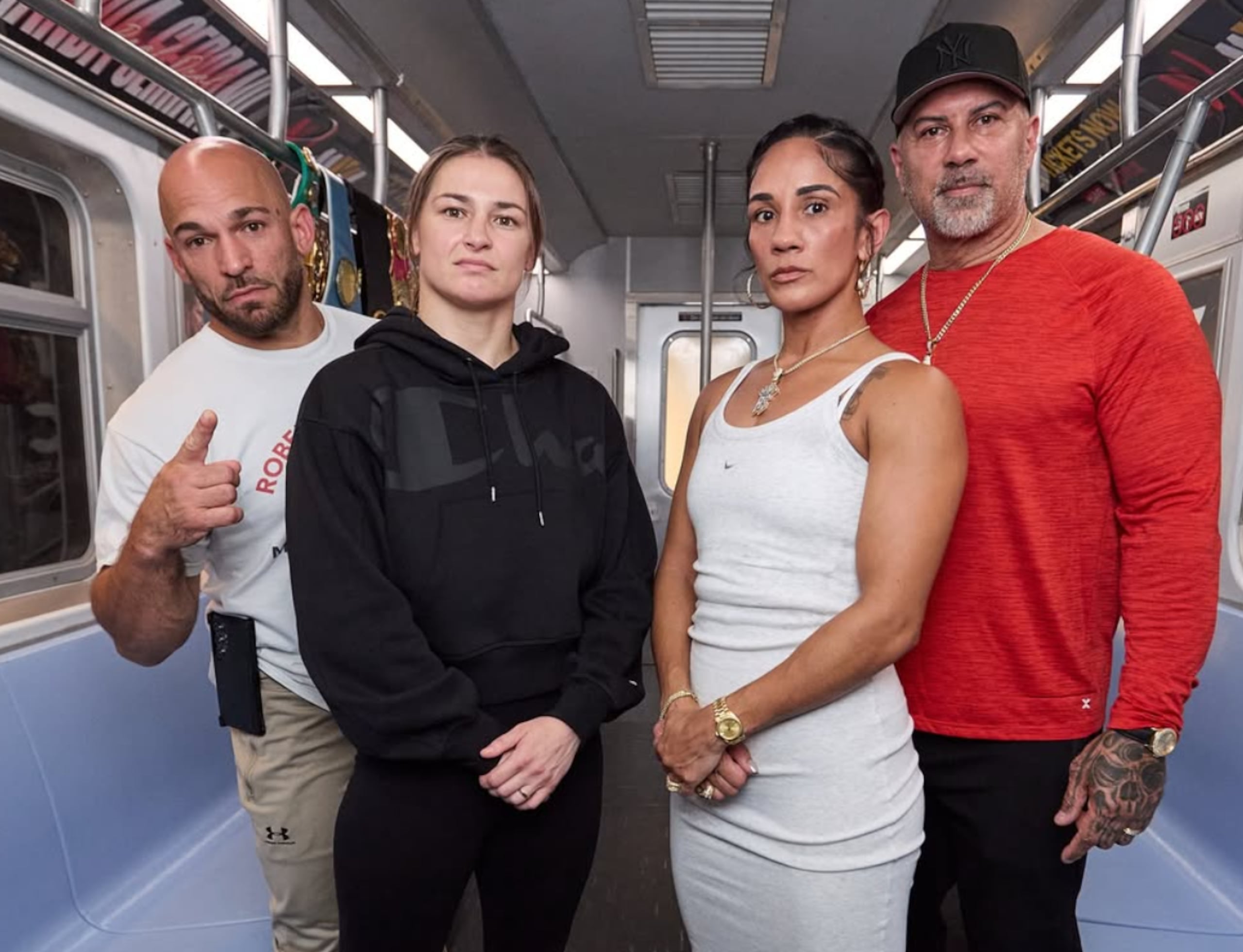 De izquierda a derecha: el entrenador de Katie Taylor, Ross Enamait; Taylor, Amanda Serrano y su coach, Jordan Maldonado.