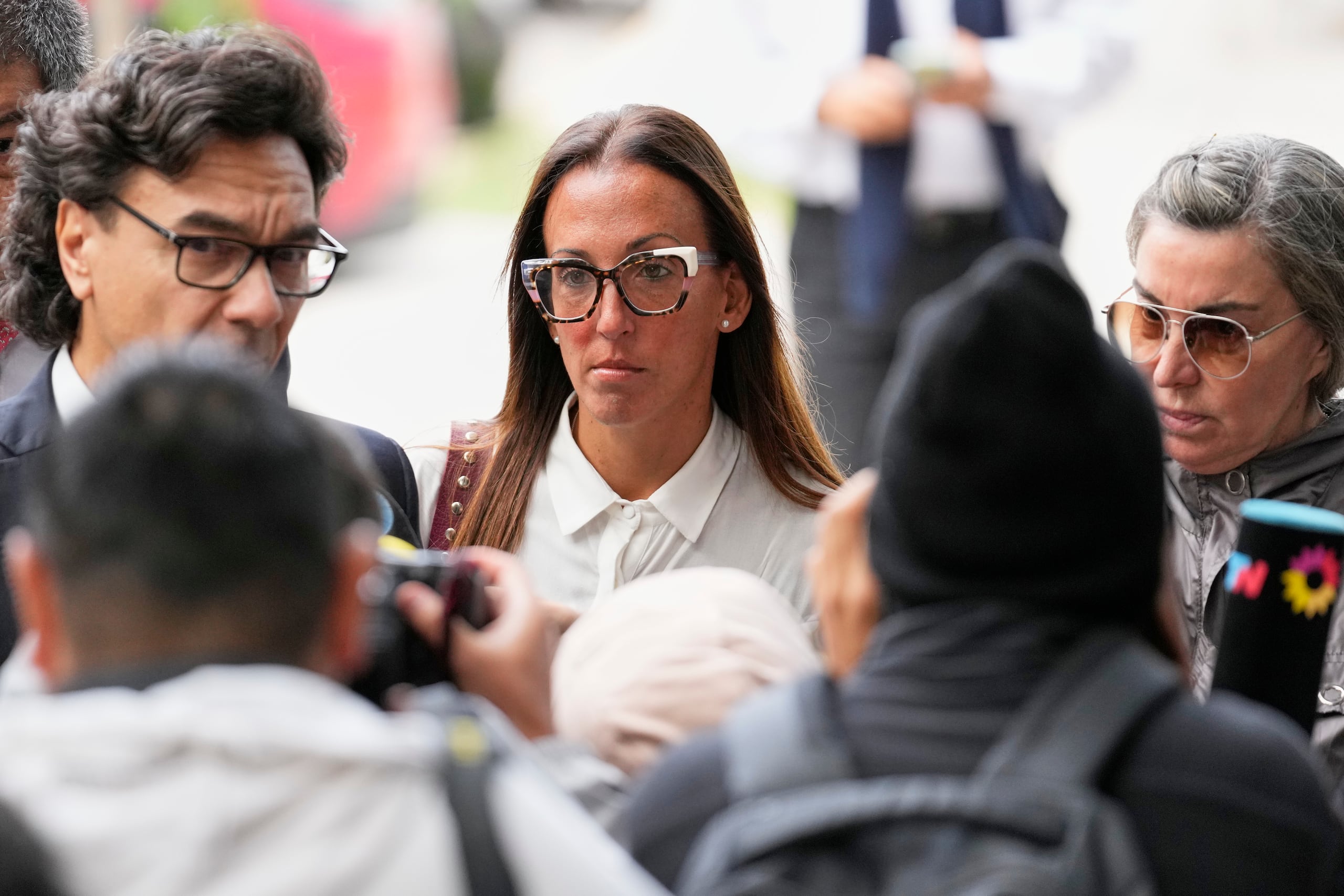 La psiquiatra Agustina Cosachov se presenta al juicio por homicidio por negligencia contra el grupo de especialistas médicos que atendió al fallecido astro del fútbol Diego Maradona, el 11 de marzo de 2025, en Buenos Aires. (AP Foto/Natacha Pisarenko)
