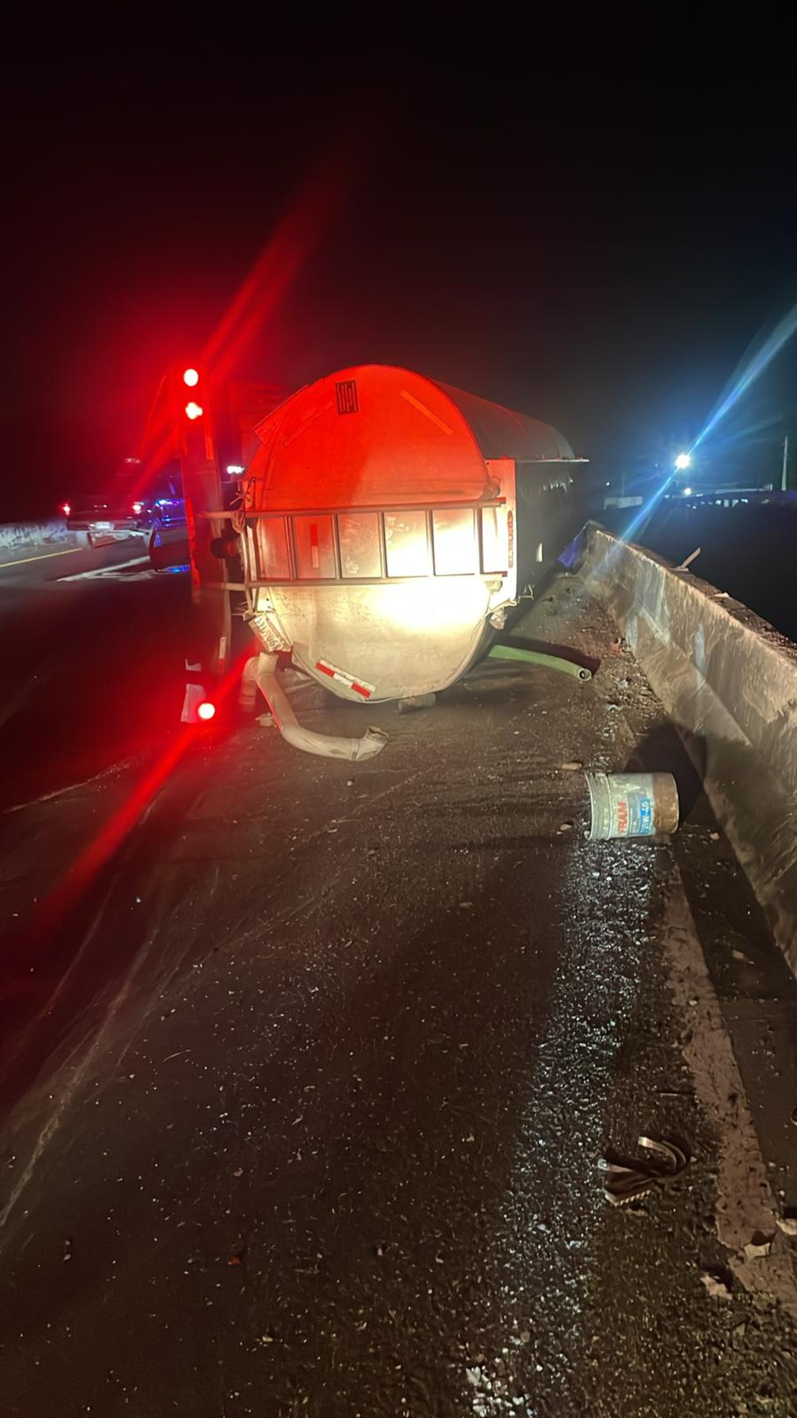 Un camión que transitaba por la carretera PR-1 en dirección hacia la PR-30 impactó la barrera de hormigón volcándose y obstruyendo el tránsito en la salida hacia la autopista Luis A. Ferré.