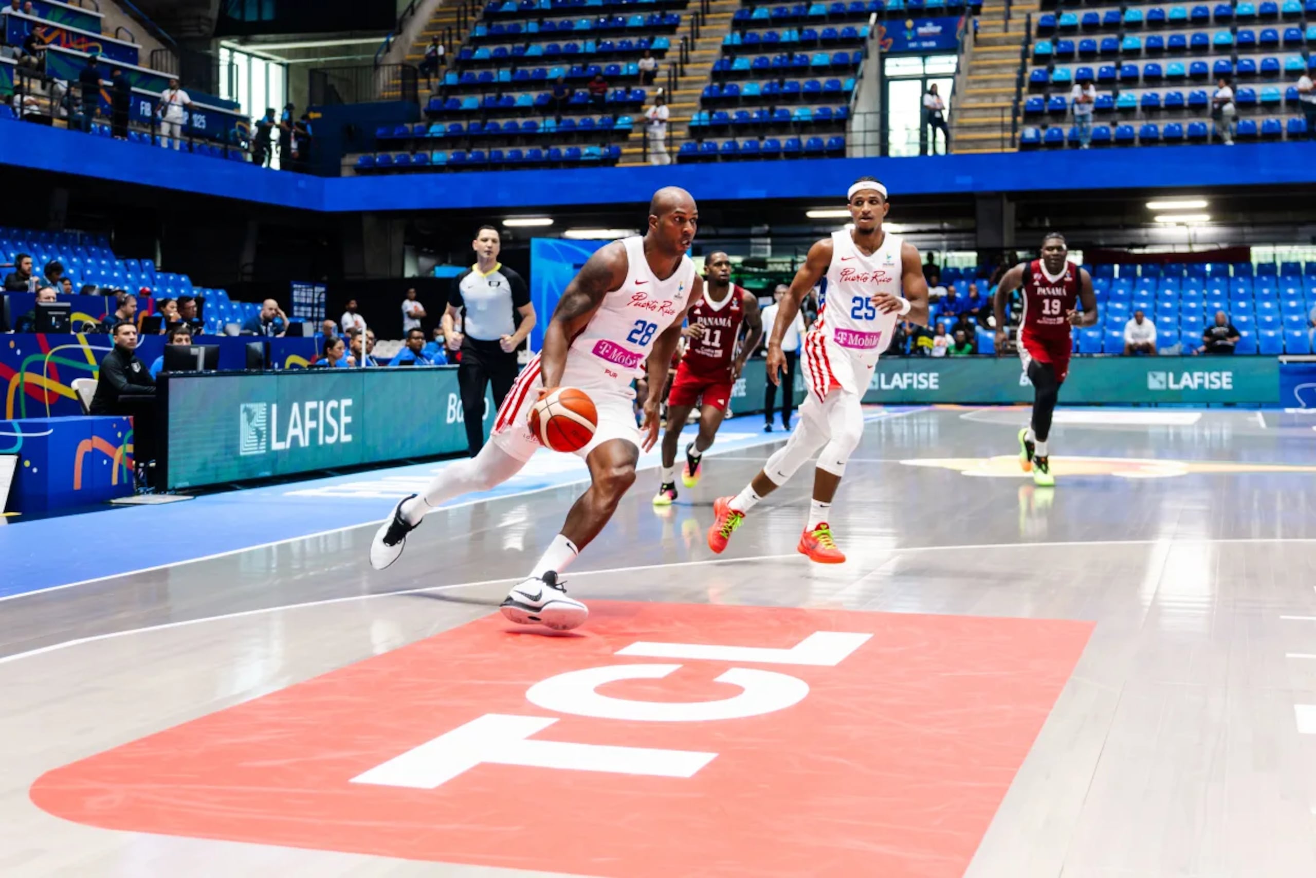 Ysmael Romero maneja el balón en una jugada en transición en el juego inaugural entre Puerto Rico y Panamá en la AmeriCup 2025.