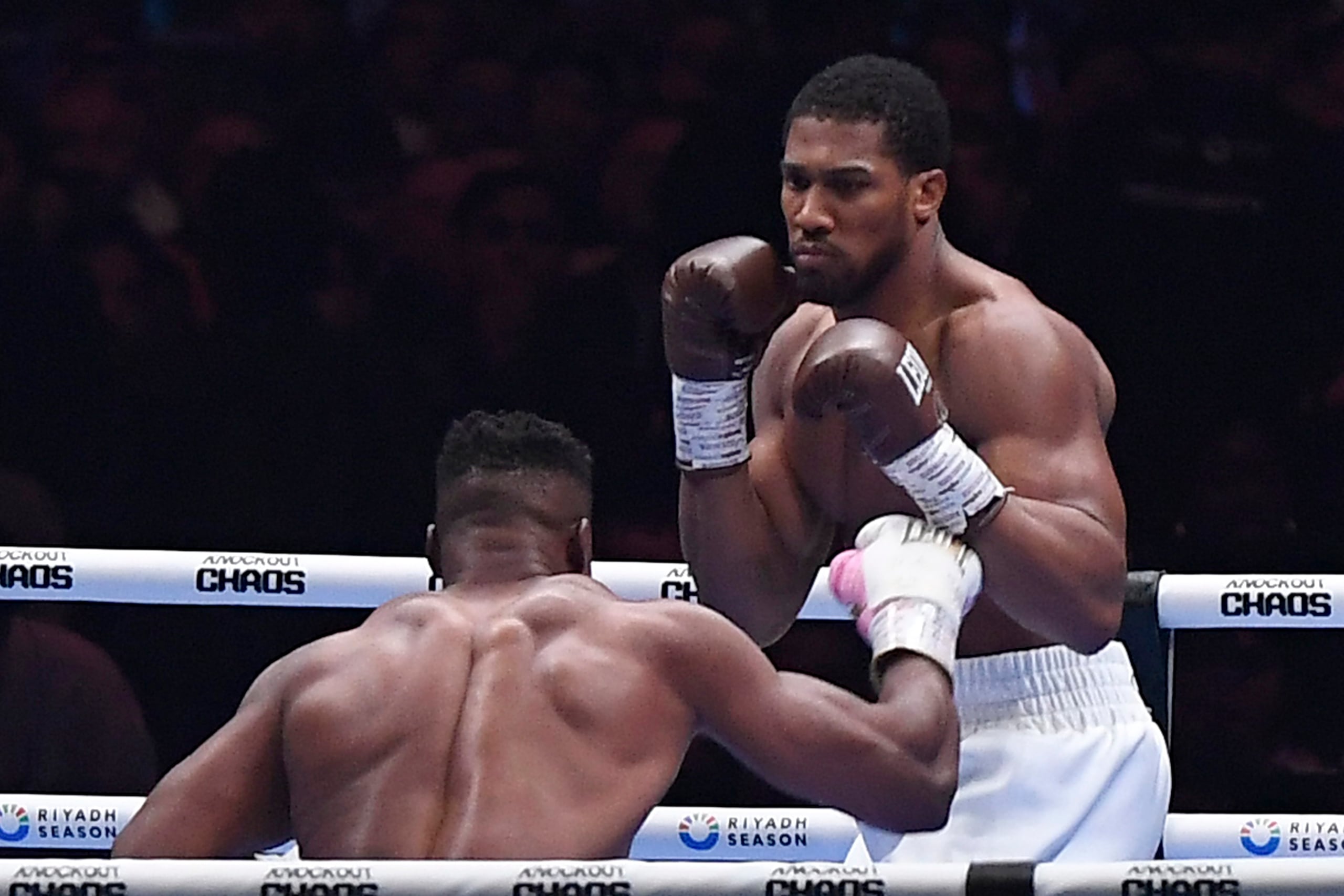 El excampeón mundial británico Anthony Joshua enfrenta al campeón de la UFC Francis Ngannou en esta foto de archivo.