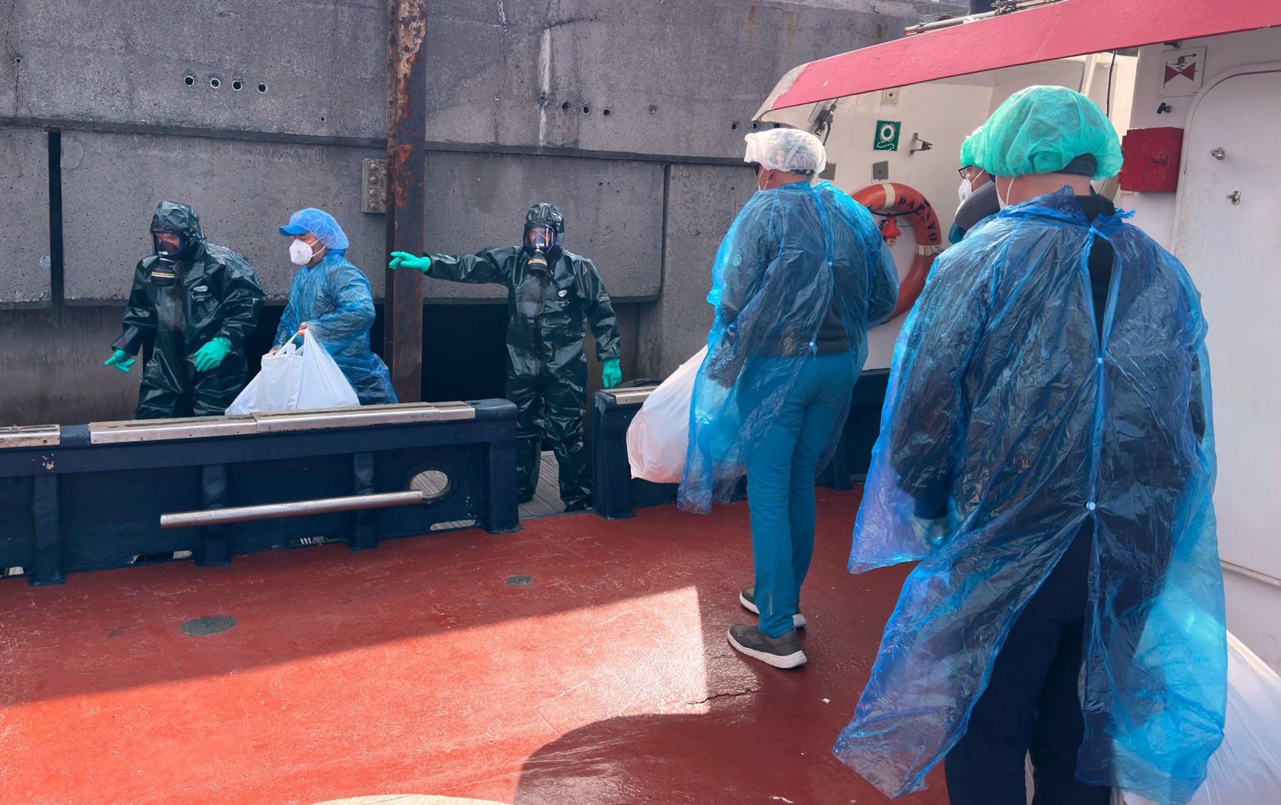 Pasajeros del crucero MV Hondius afectado por un brote de hantavirus desembarcan en el puerto de Granadilla en la isla española de Tenerife, Canarias, el domingo 10 de mayo de 2026. (AP Foto)