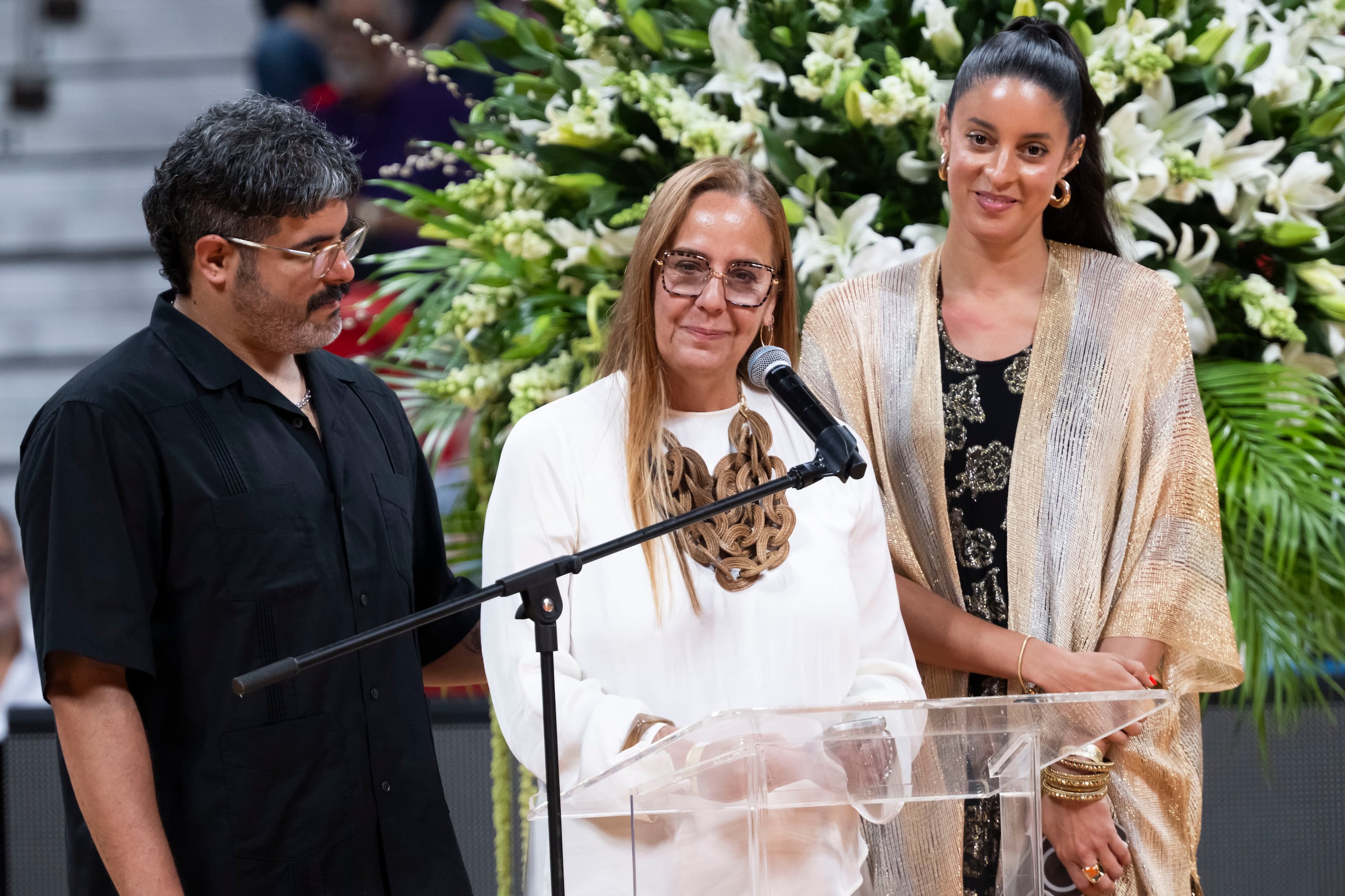 Gabriel Ortiz (hijo), Sylvia Ríos (esposa) y Neira Ortiz (hija) de José "Piculín" Ortiz en su celebración de vida en el Coliseo Roberto Clemente.