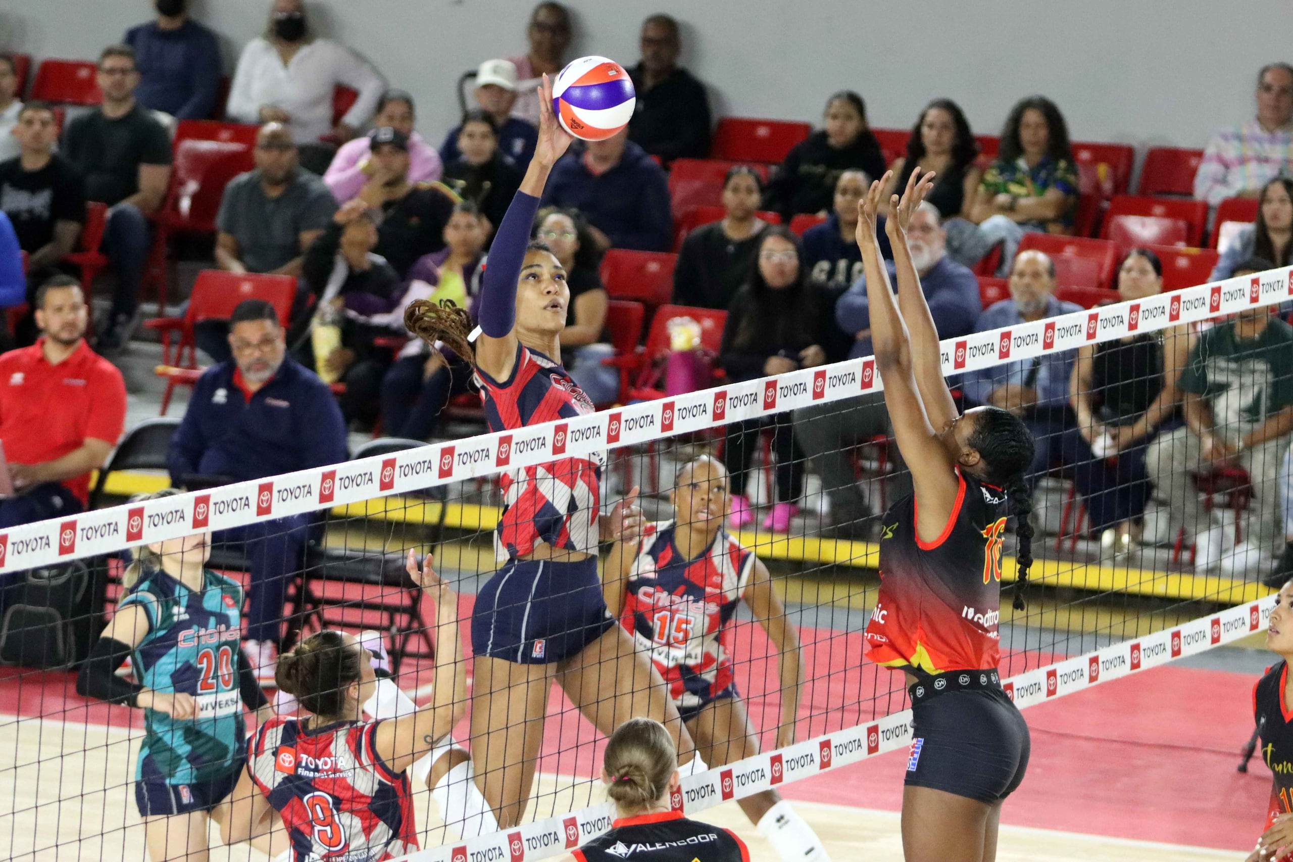 Alba Hernández ataca por el centro.