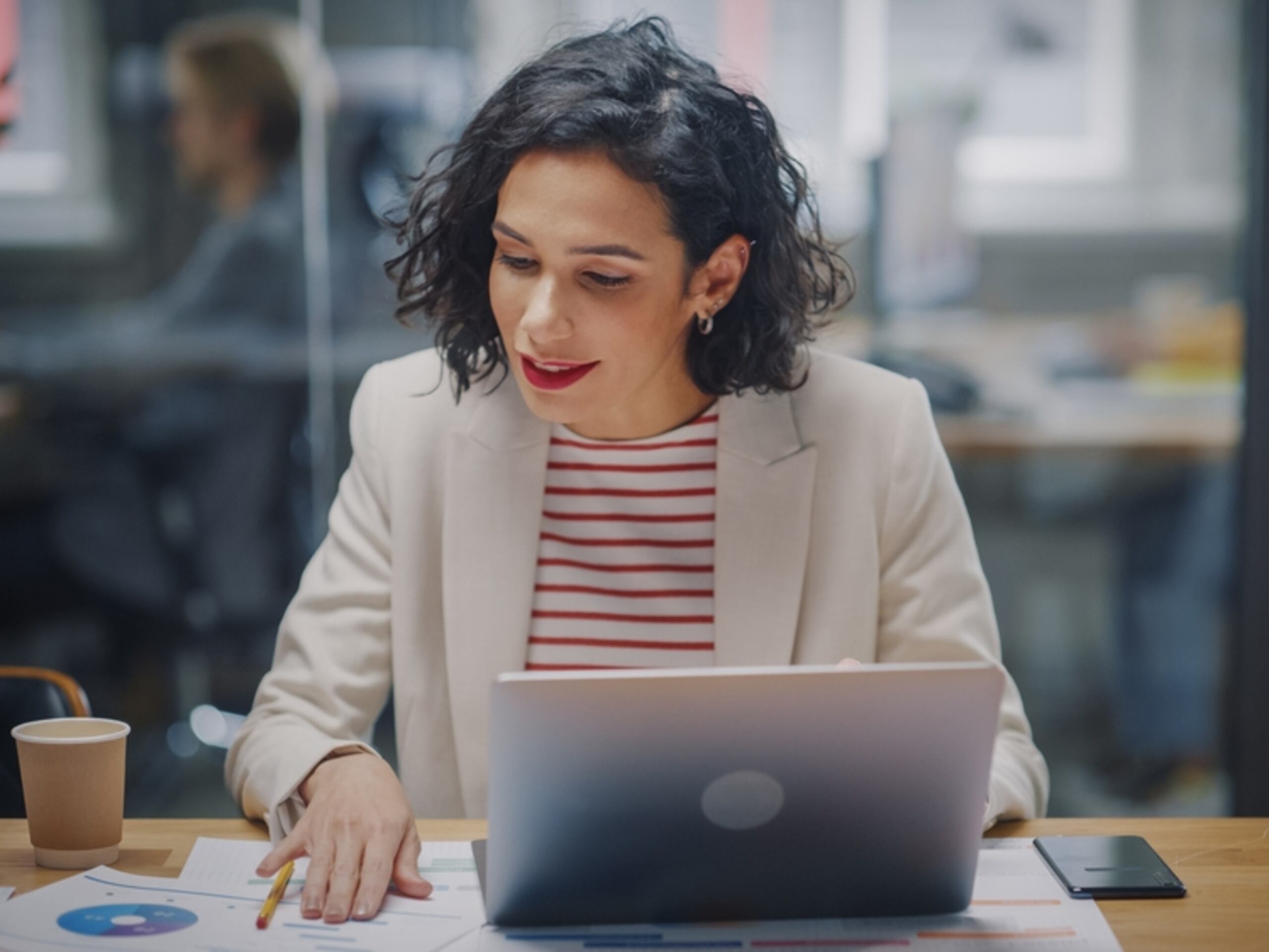 Los estudiantes pueden matricularse entre 12 a 15 créditos con ayudas económicas disponibles, si cualifican. El personal de admisiones los orientará en detalle y podrán escoger entre cursos en línea y presenciales.
