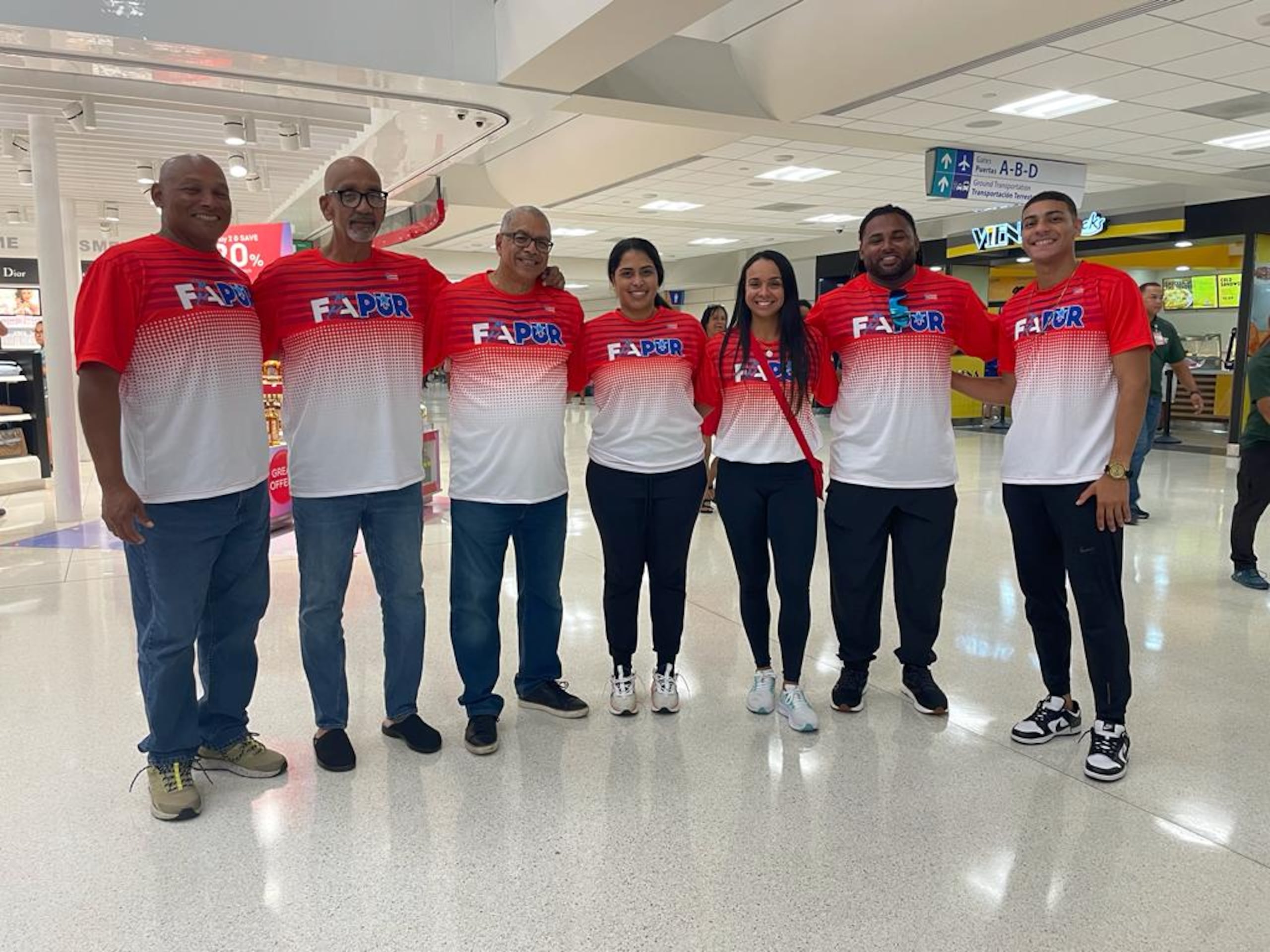 Siete miembros de la delegación de Puerto Rico partió este lunes en la noche a Budapest 2023. Desde la derecha, los atletas Ryan Sánchez y Jerome Vega, las terapeutas Daylín Chacón y Micheray Rivas, el delegado Roberto Vives, el presidente federativo, Luis Dieppa, y el entrenador Santos Vega.