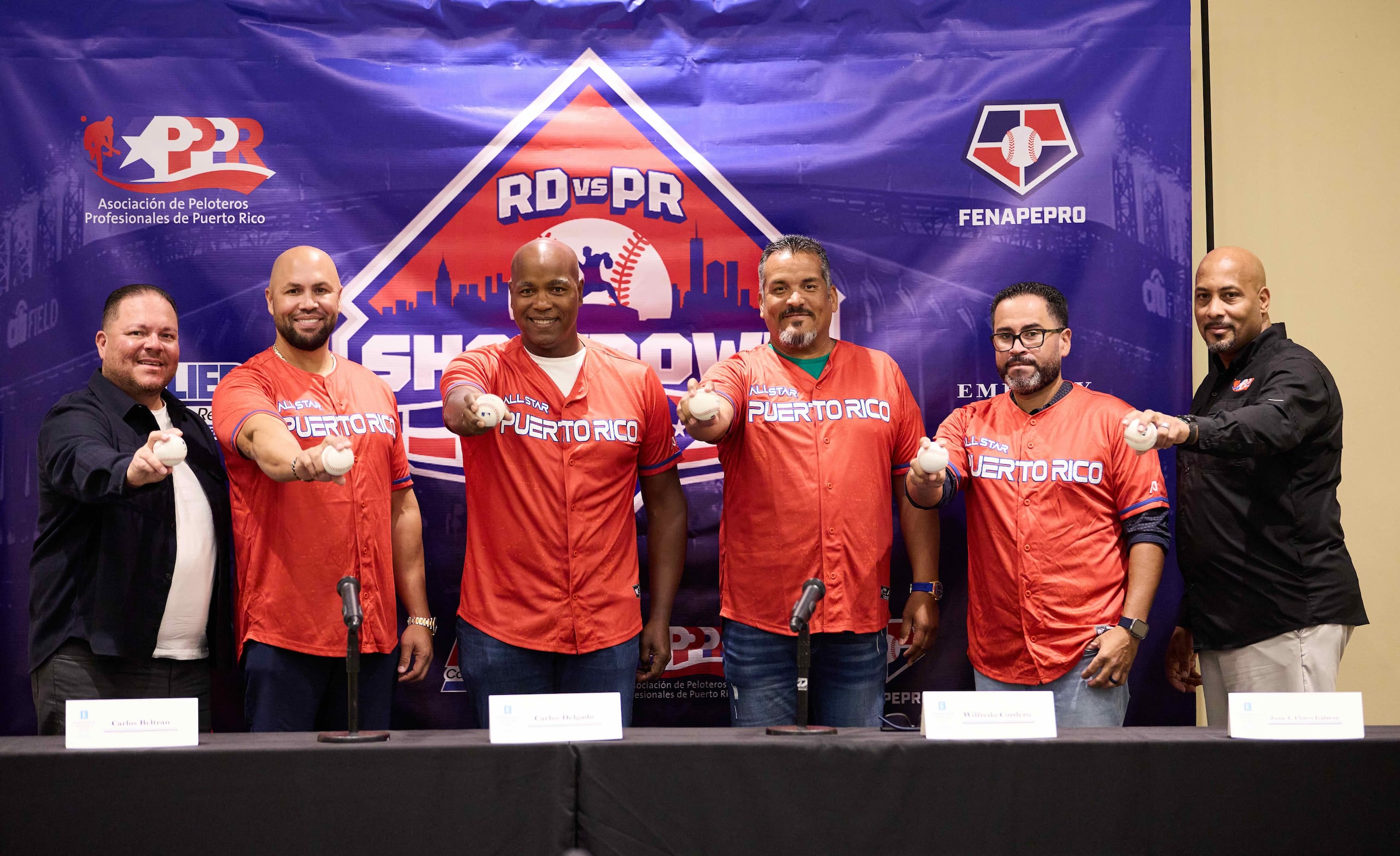 De izquierda a derecha, Edwards Guzmán, Carlos Beltrán, Carlos Delgado, Wilfredo "Coco" Cordero, Stephen Morales y Yamil Benítez unen fuerzas para Puerto Rico en el RD vs. PR Showdown en el Citi Field.