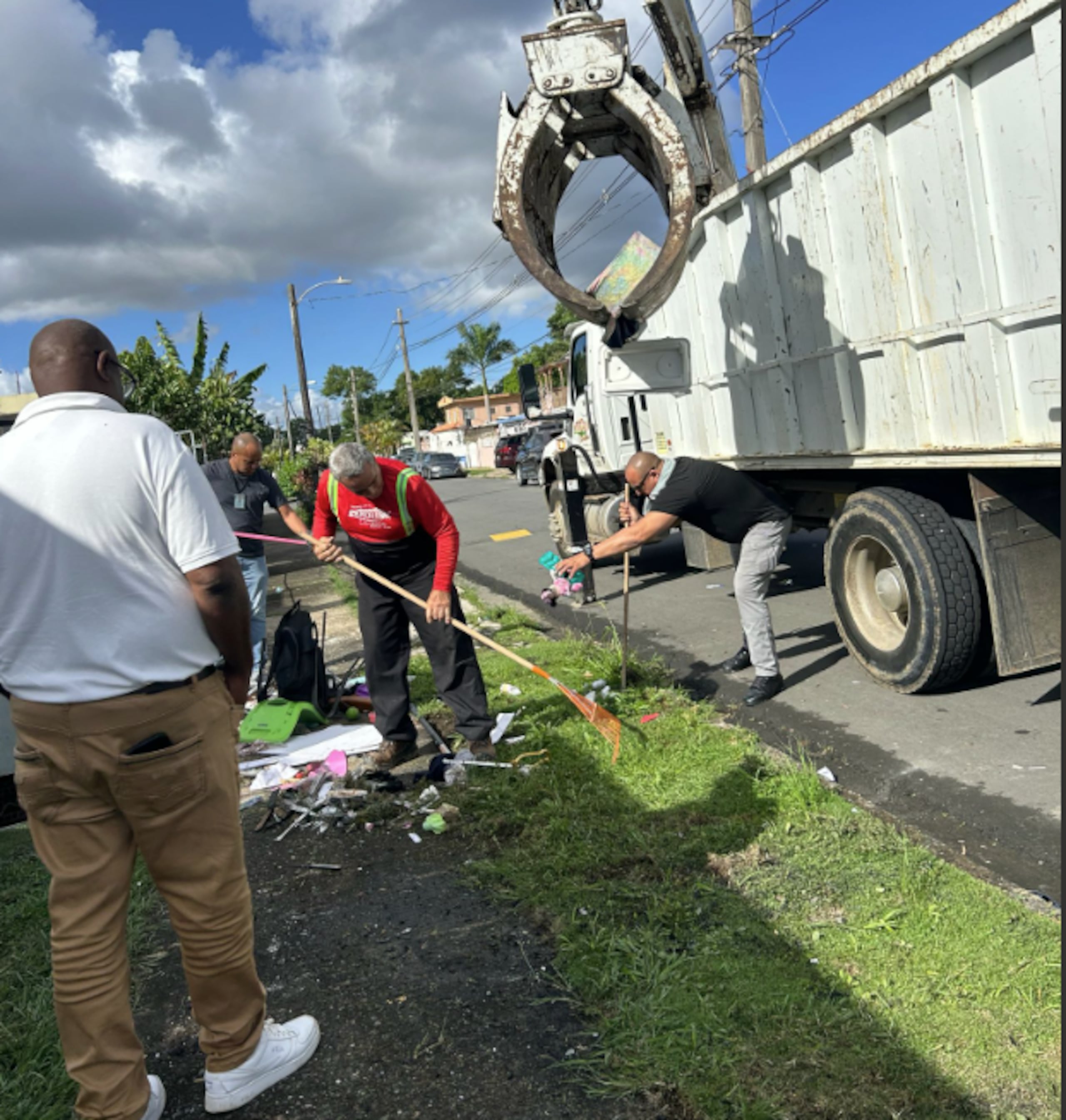 Policías, bomberos y el Municipio de Carolina se unieron para realizar labores de limpieza y recogido de escombros quemados en una residencia de la calle Cádiz en la urbanización Vistamar, que se quemó.