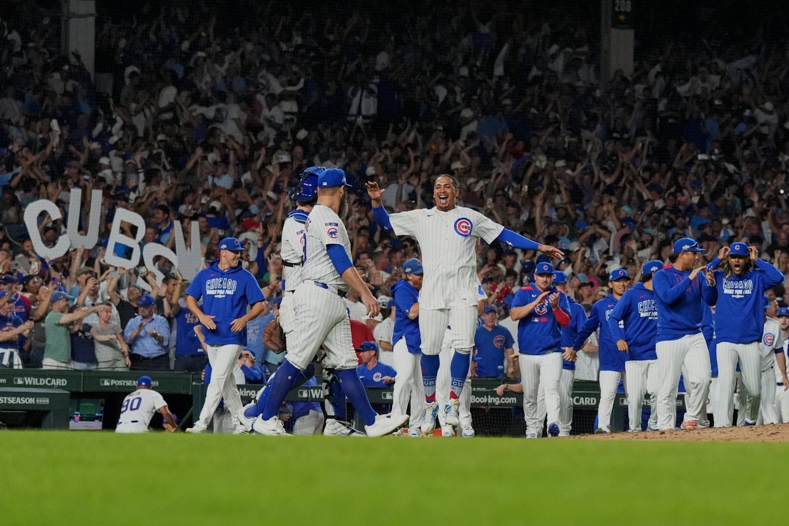 Los Cubs de Chicago celebran tras vencer a los Padres de San Diego en el tercer juego de la Serie de Comodines de la Liga Nacional.