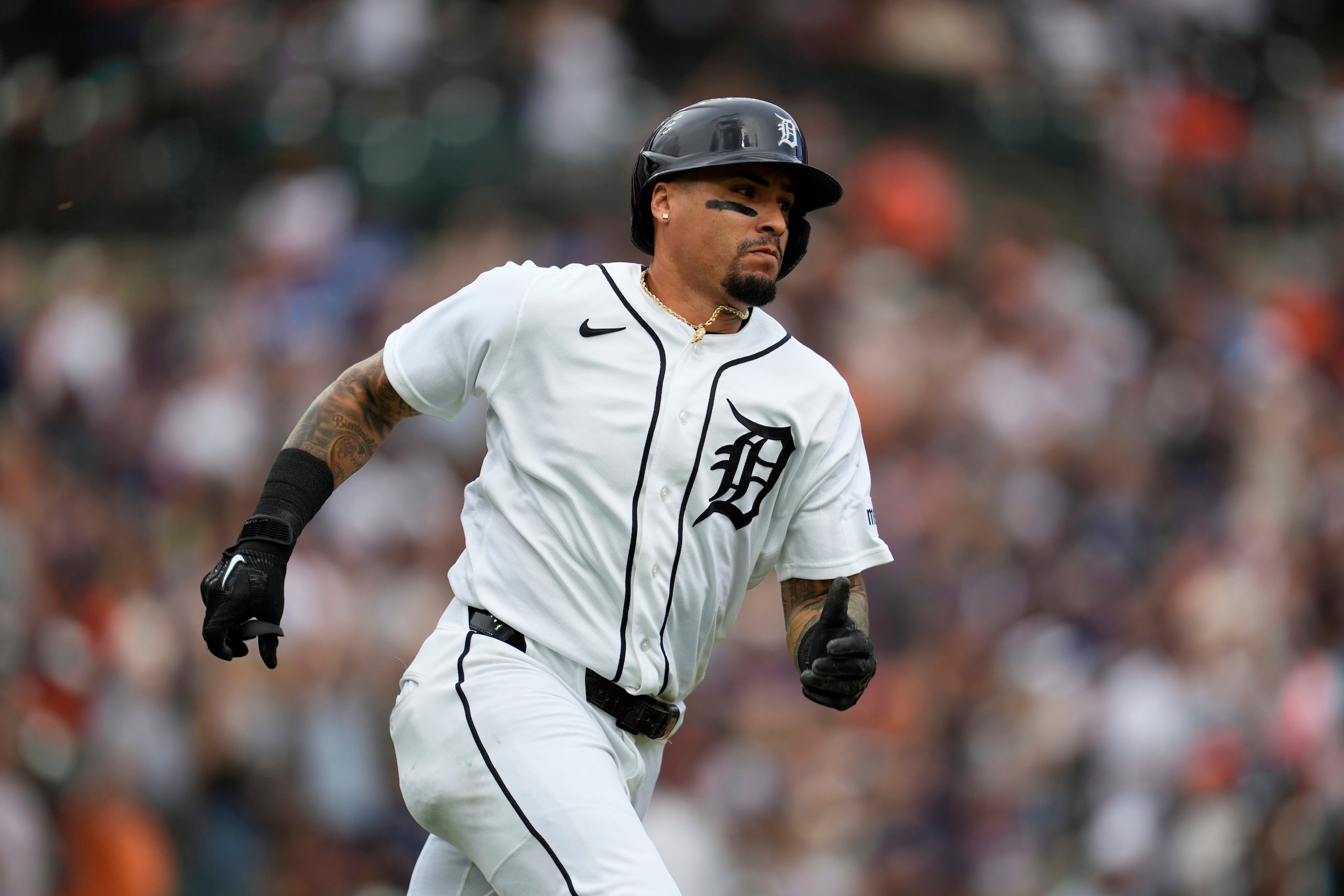 Javier Báez, de los Tigers de Detroit, corre las bases durante un juego contra los Dodgers de Los Ángeles.