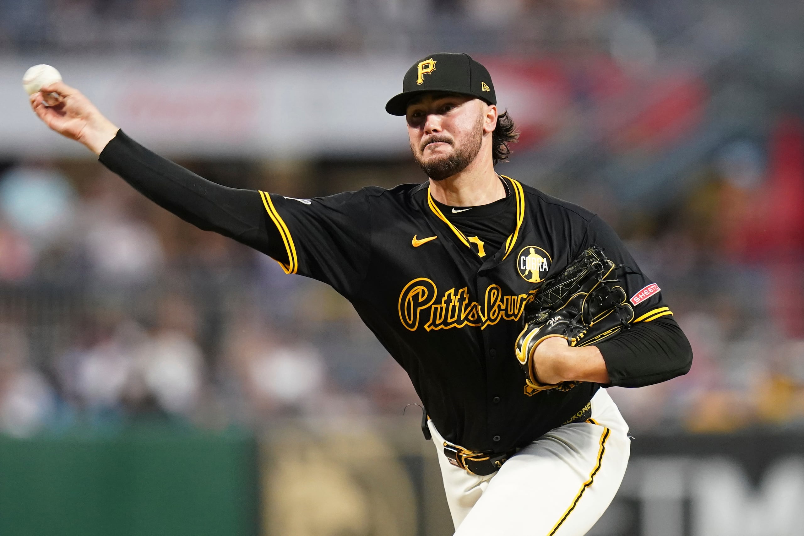 Paul Skenes, abridor de los Pirates de Pittsburgh, trabaja durante la sexta entrada del juego de béisbol de Grandes Ligas frente a los Blue Jays de Toronto.