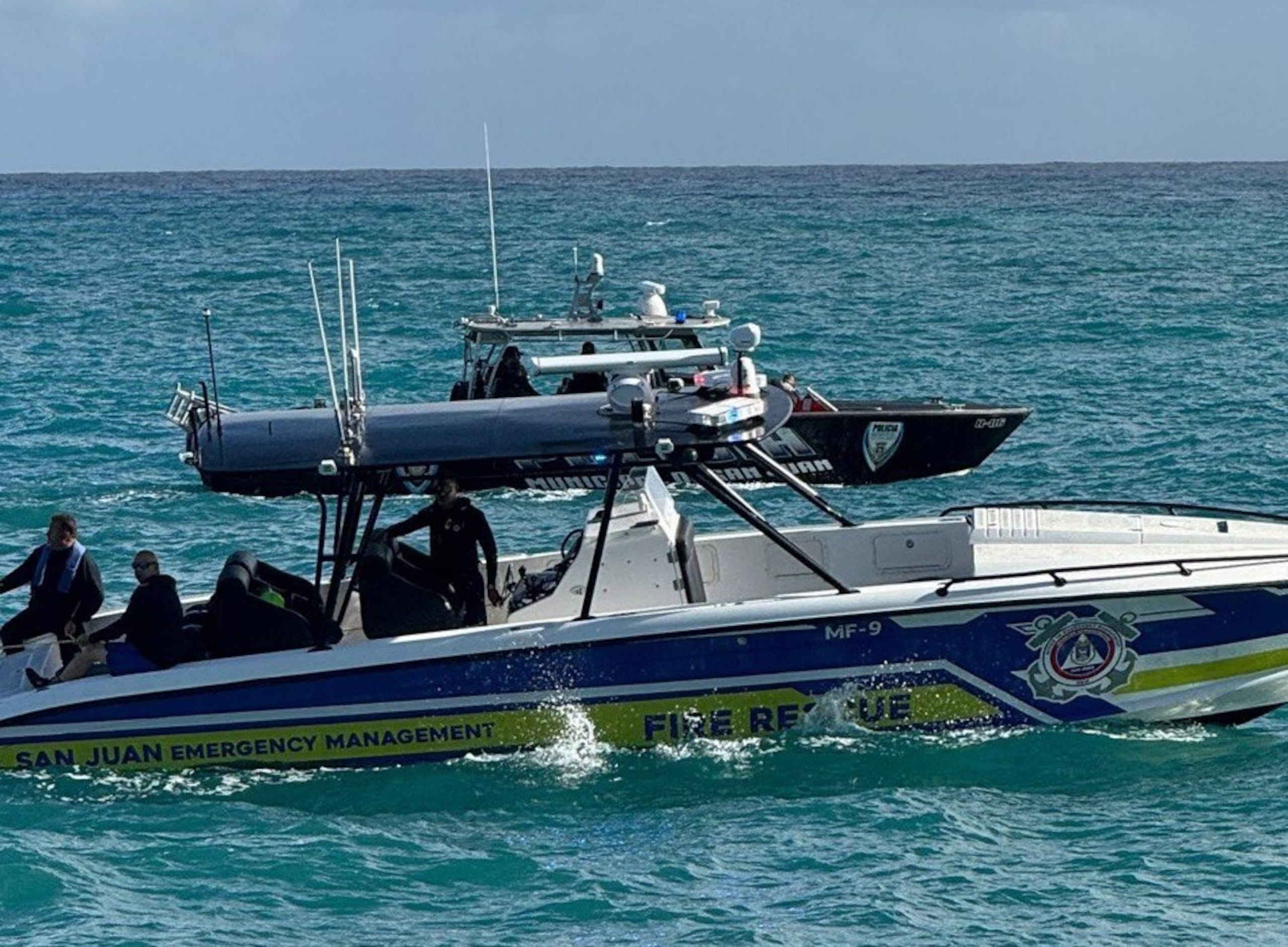 Rescatistas continuaron hoy la búsqueda de un joven turista que fue arrastrado por las corrientes marinas en Condado.